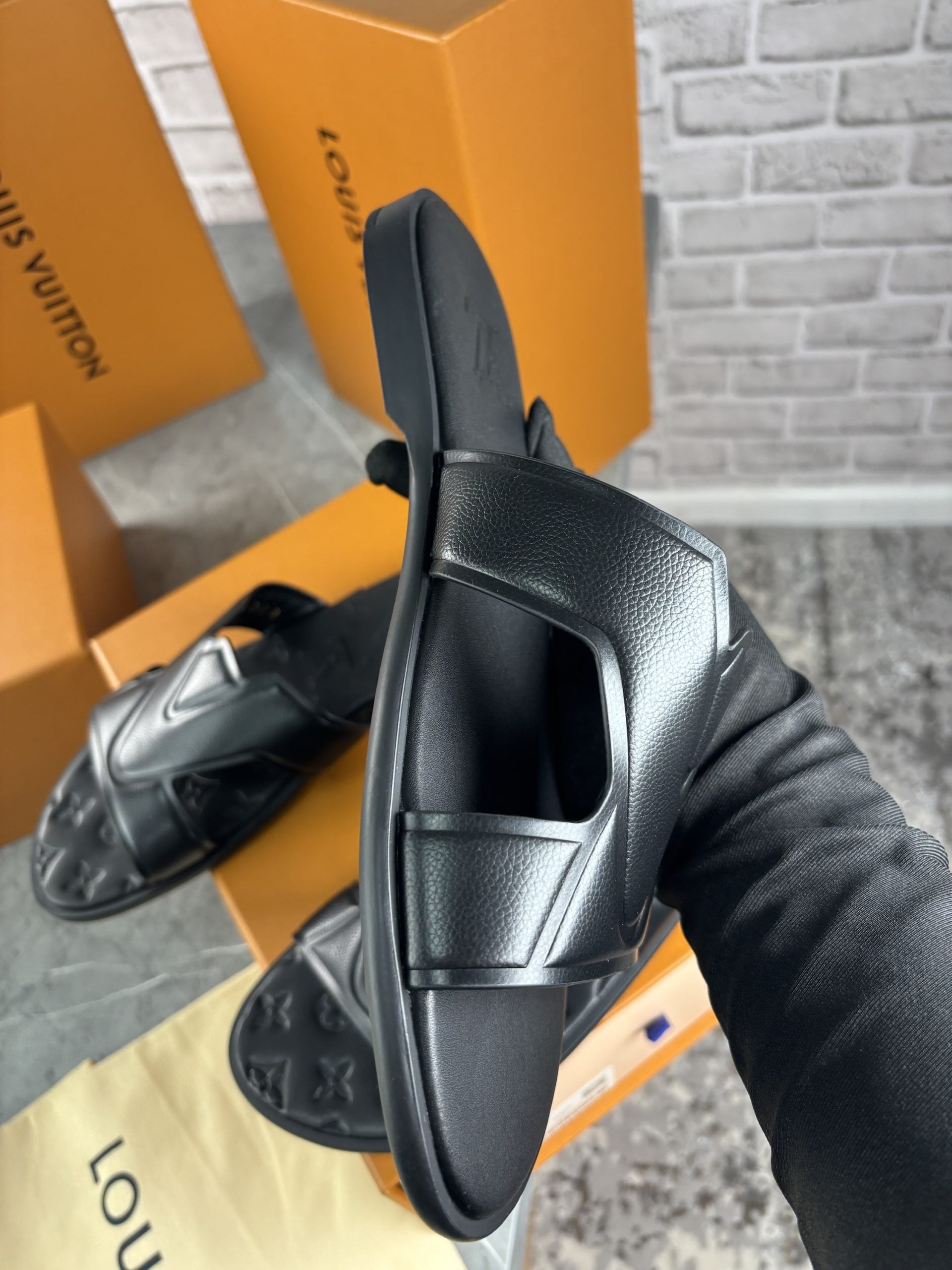 Lv slide black image 2