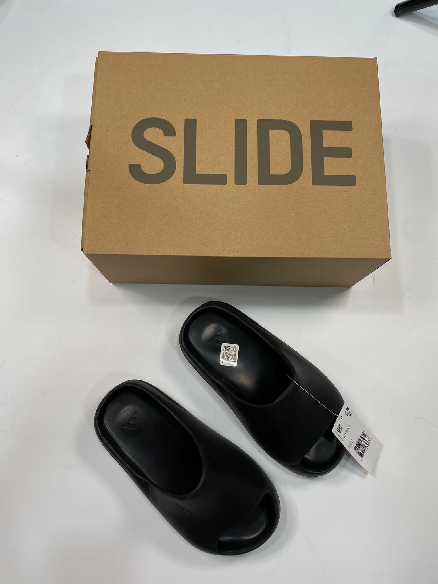BLACK YZY SLIDE image 4