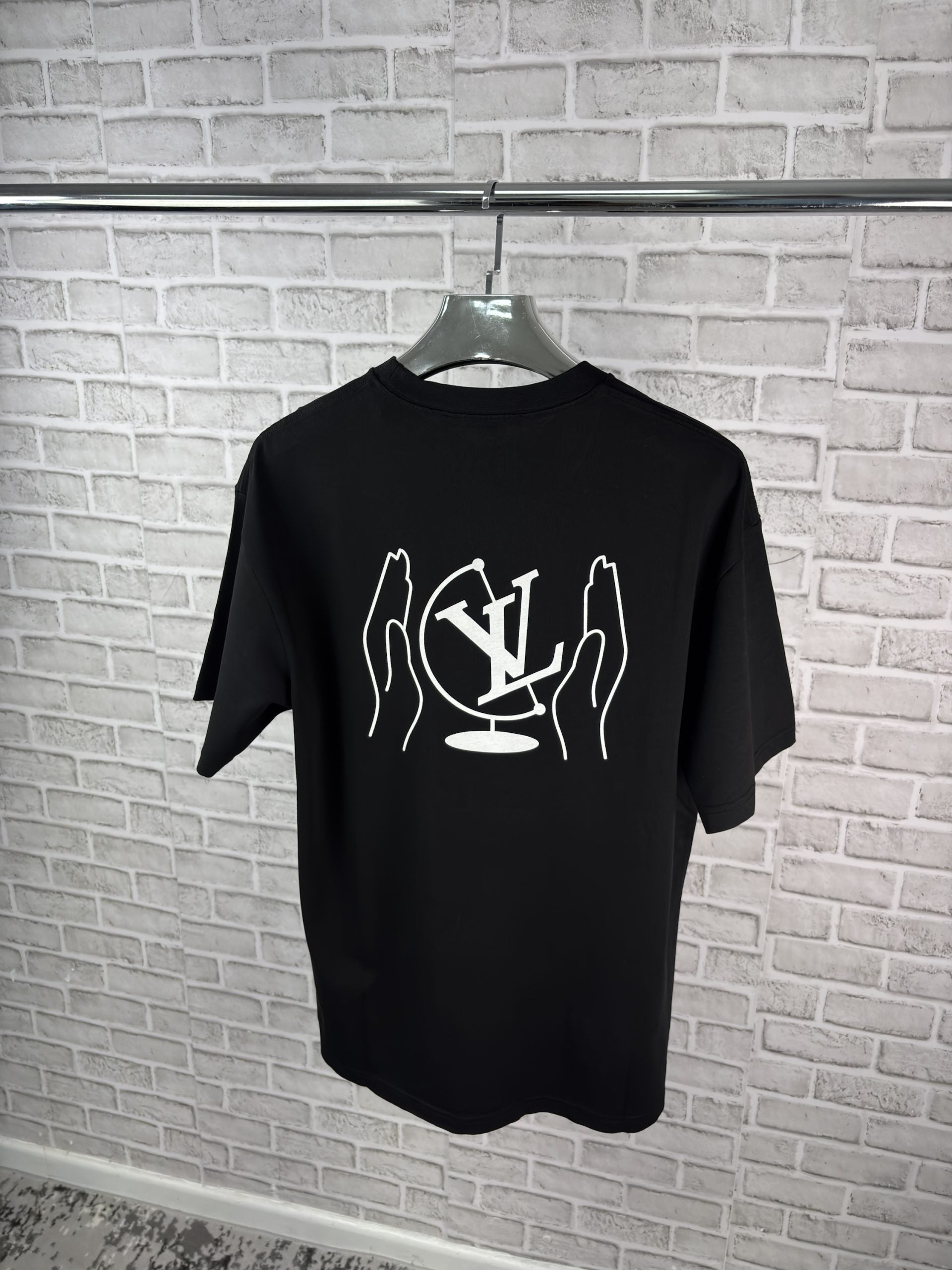 LV TEE BLACK image 0