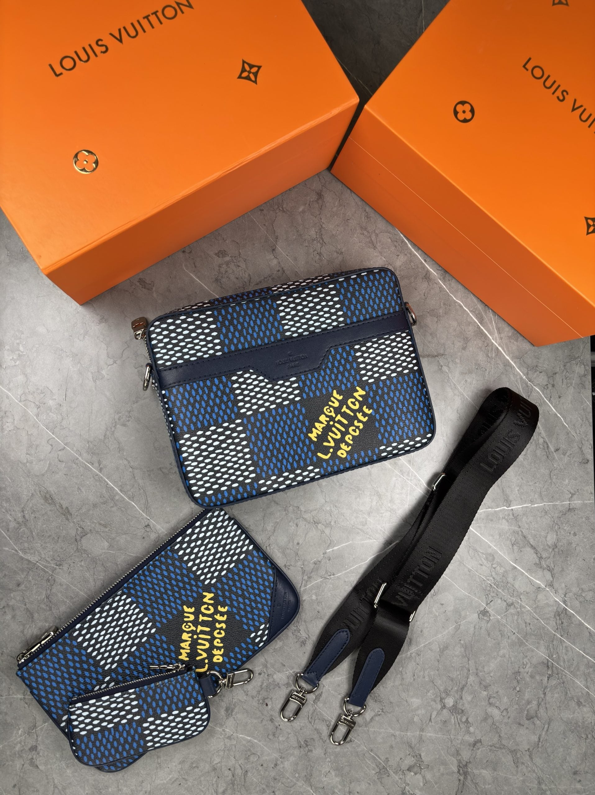 LV BAG BLUE image 0