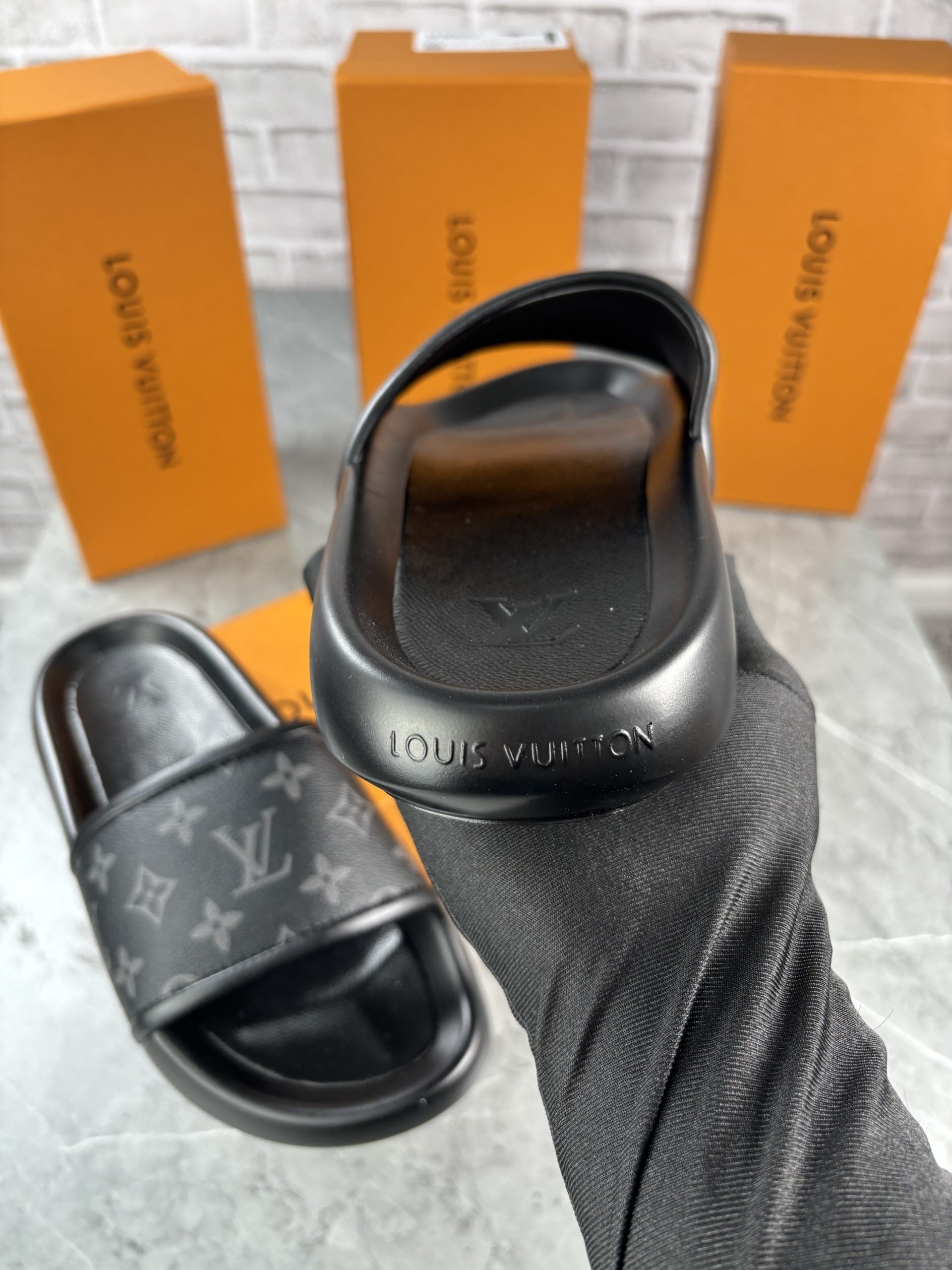 LV SLIDERS BLACK MENS image 3