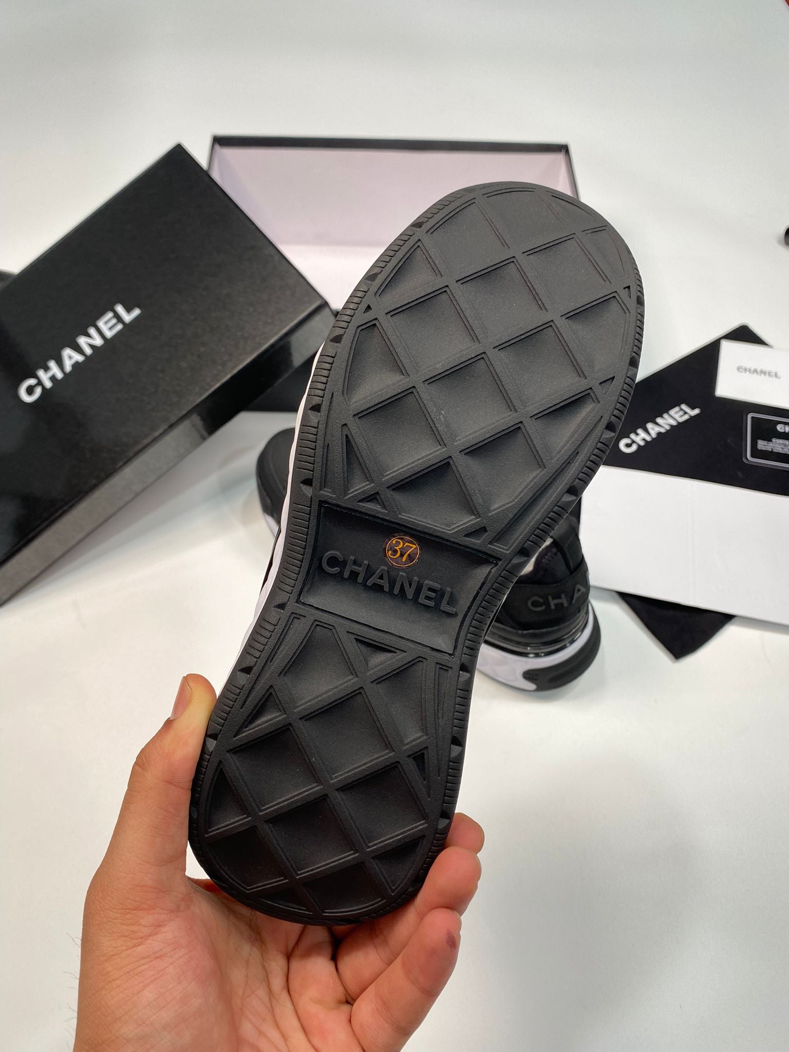 CHNL BLACK RUNNER image 2