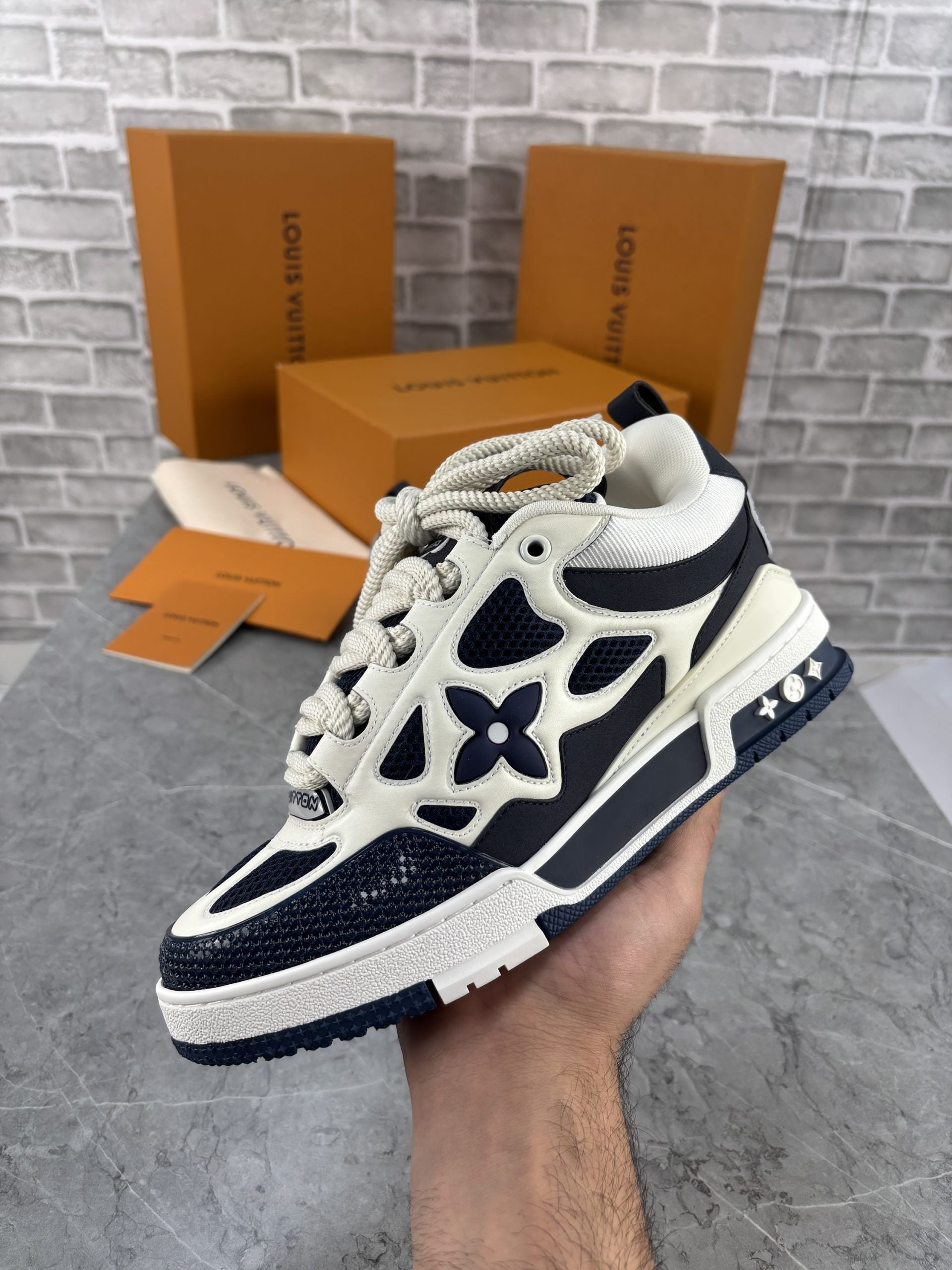 LV SNEAK image 0
