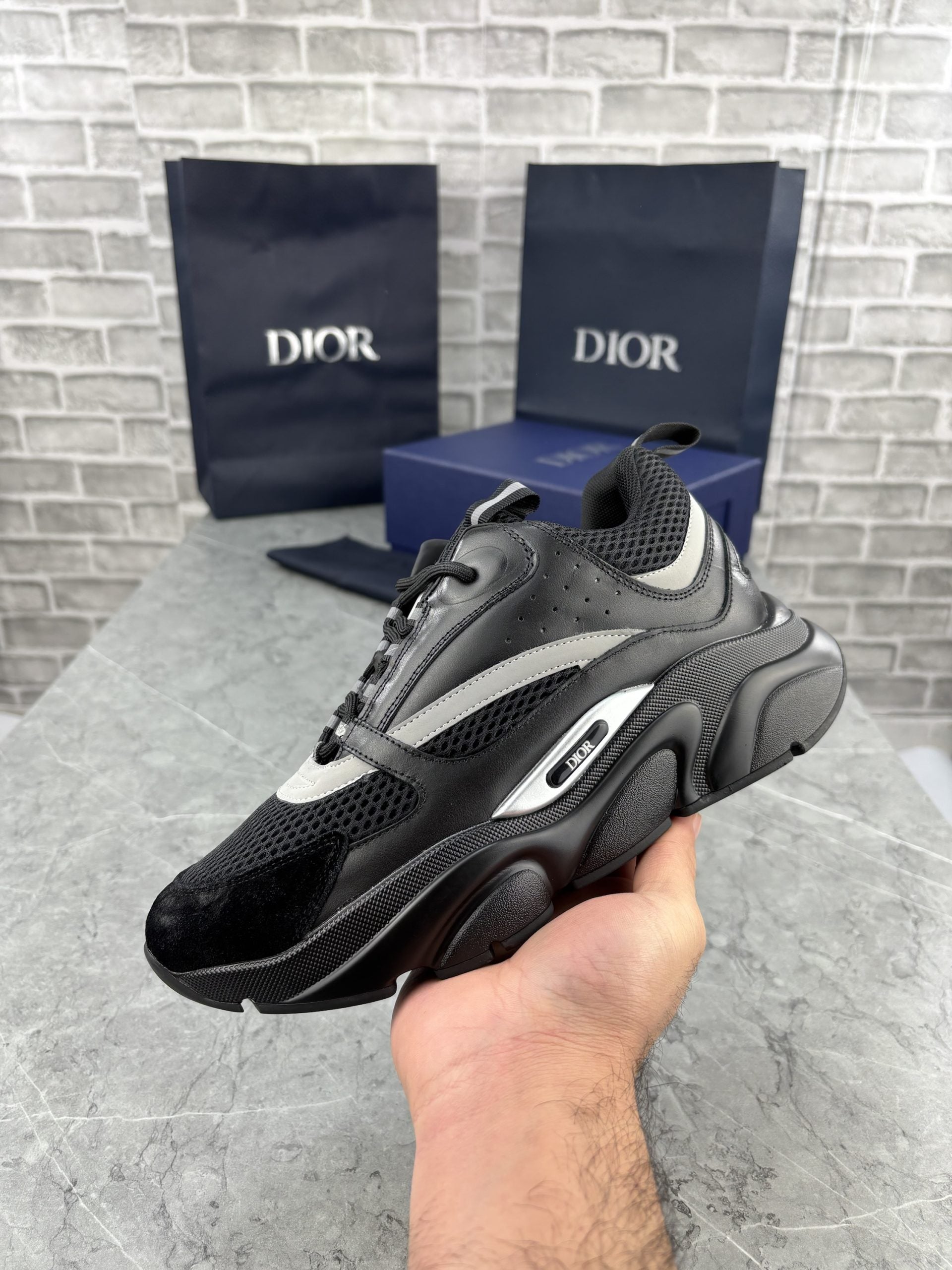 B22 BLACK image 0