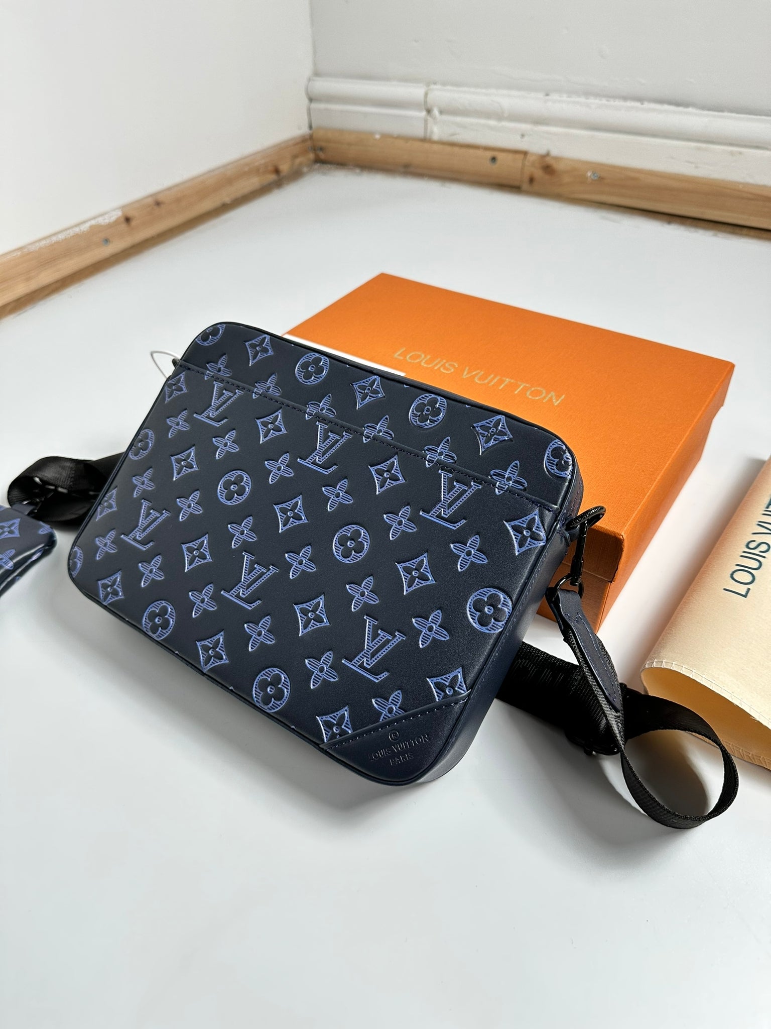 MESSENGR BAG NAVY image 1