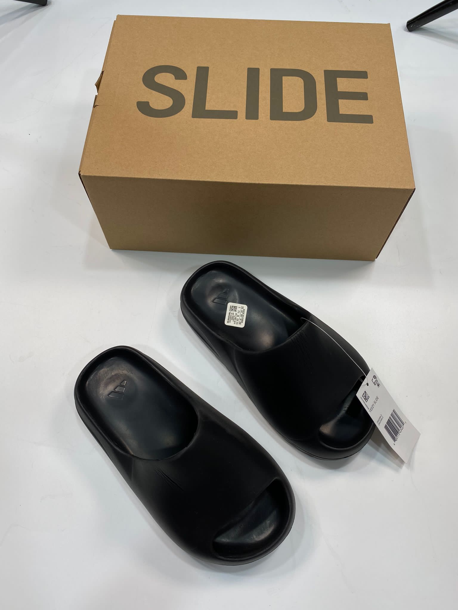 BLACK YZY SLIDE image 5