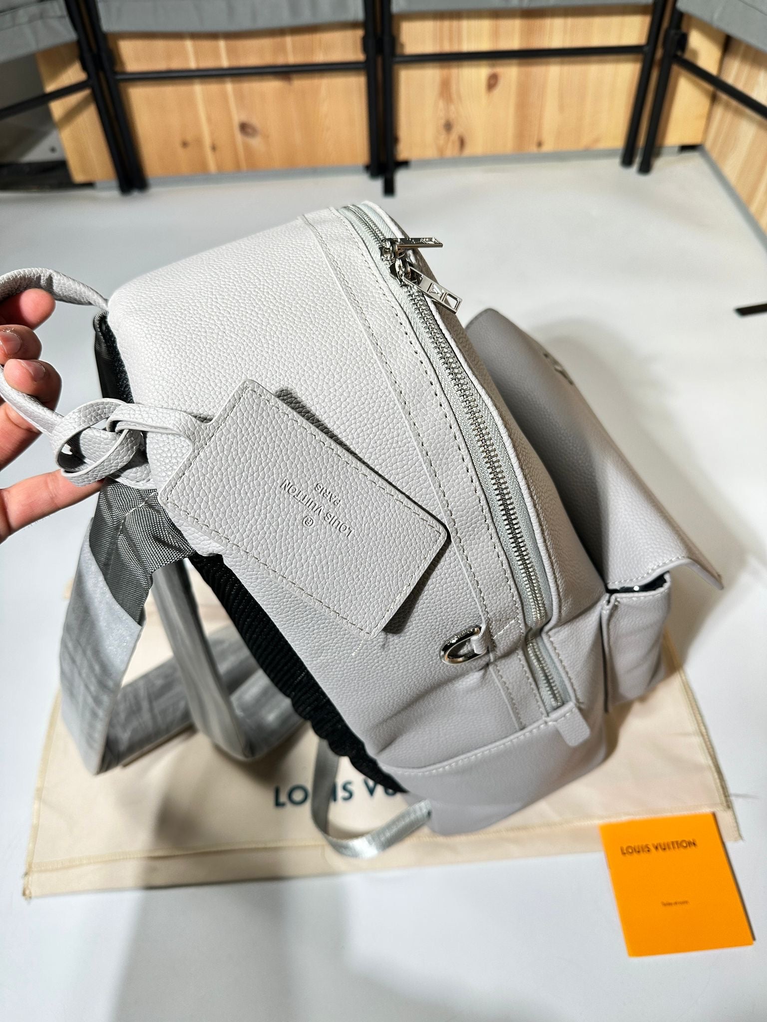 L-V BACKPACK GREY image 4