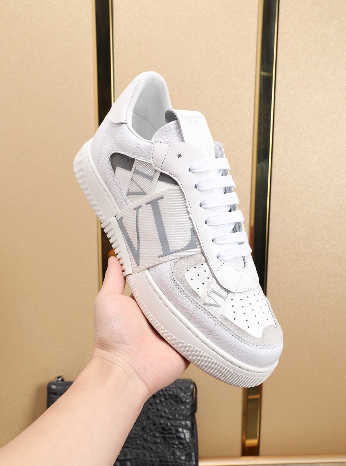 VL7N WHITE image 1