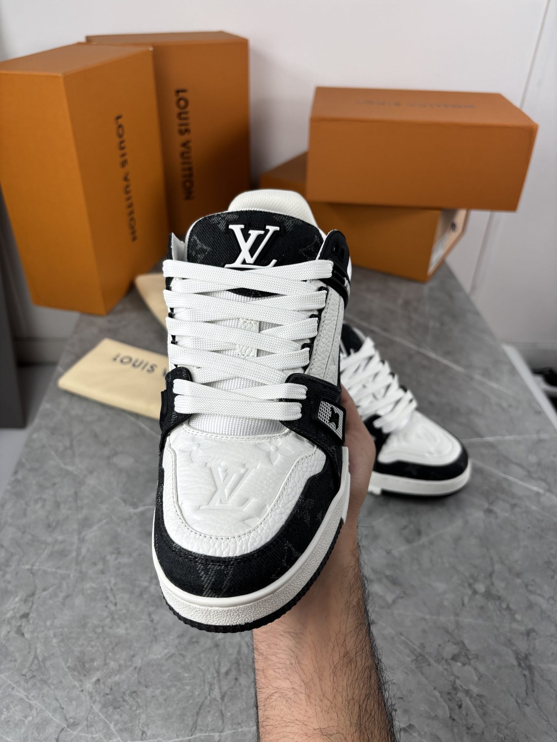 lV TRAINER BLACK image 1