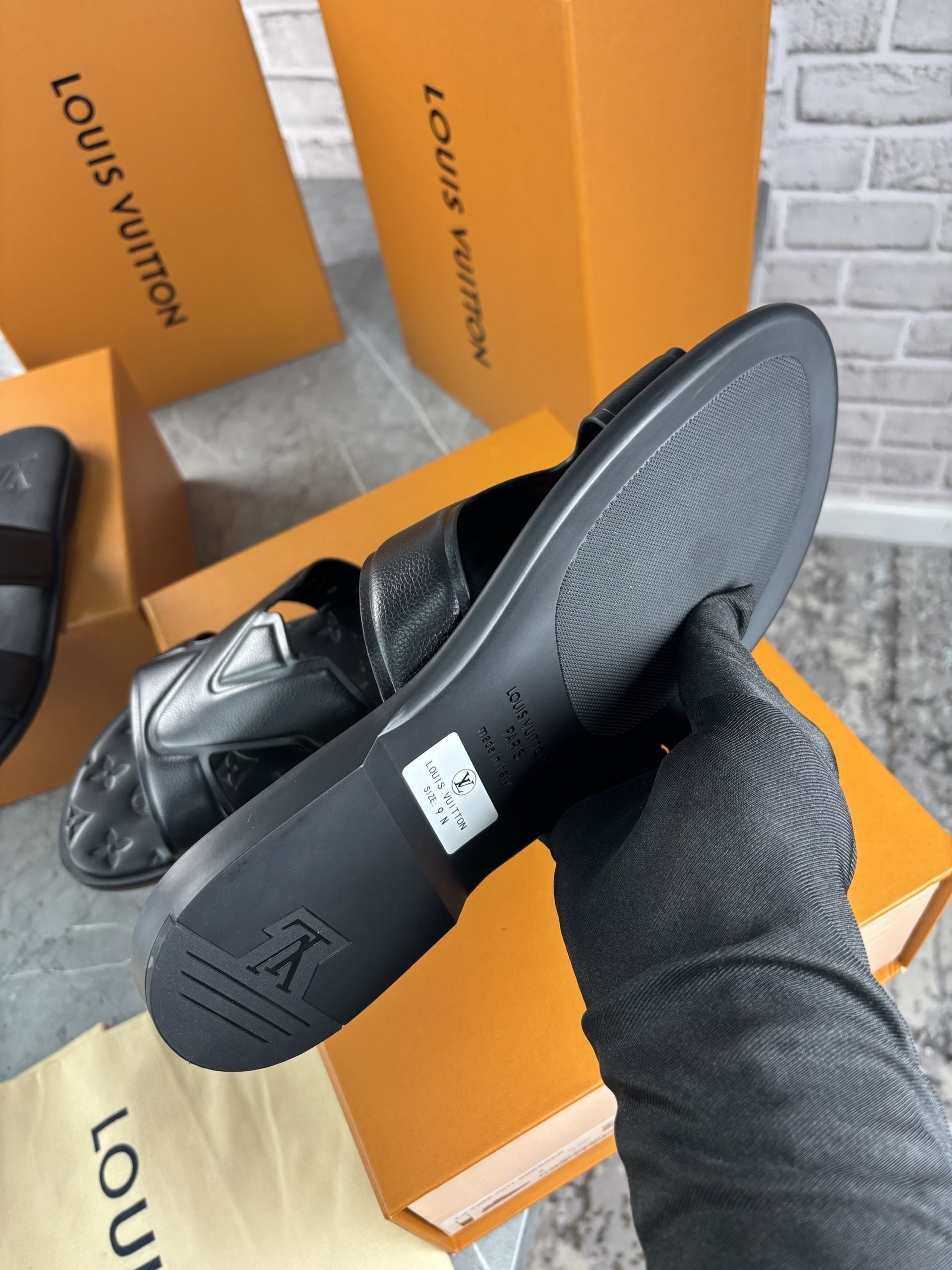 Lv slide black image 2