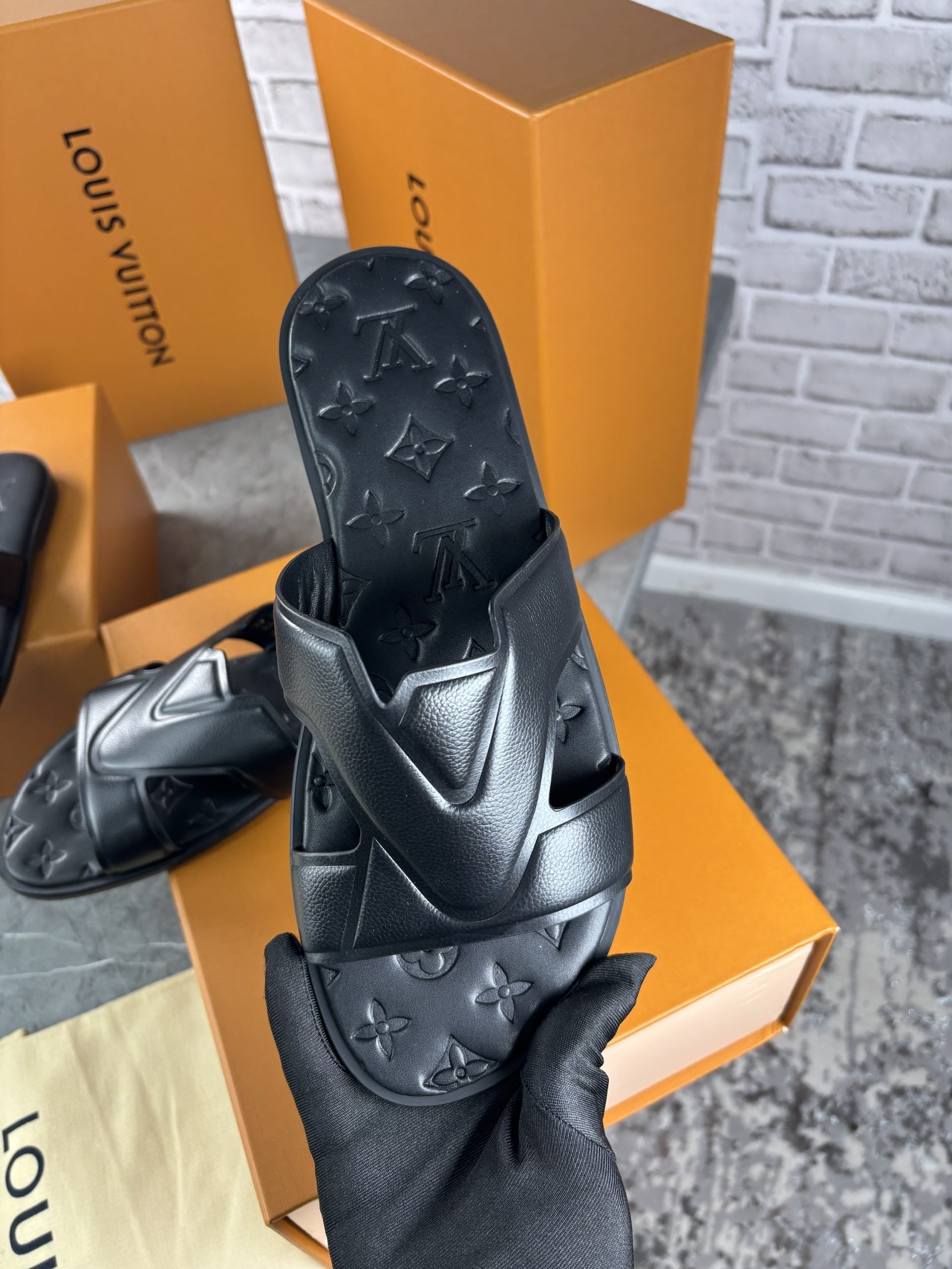 Lv slide black image 3