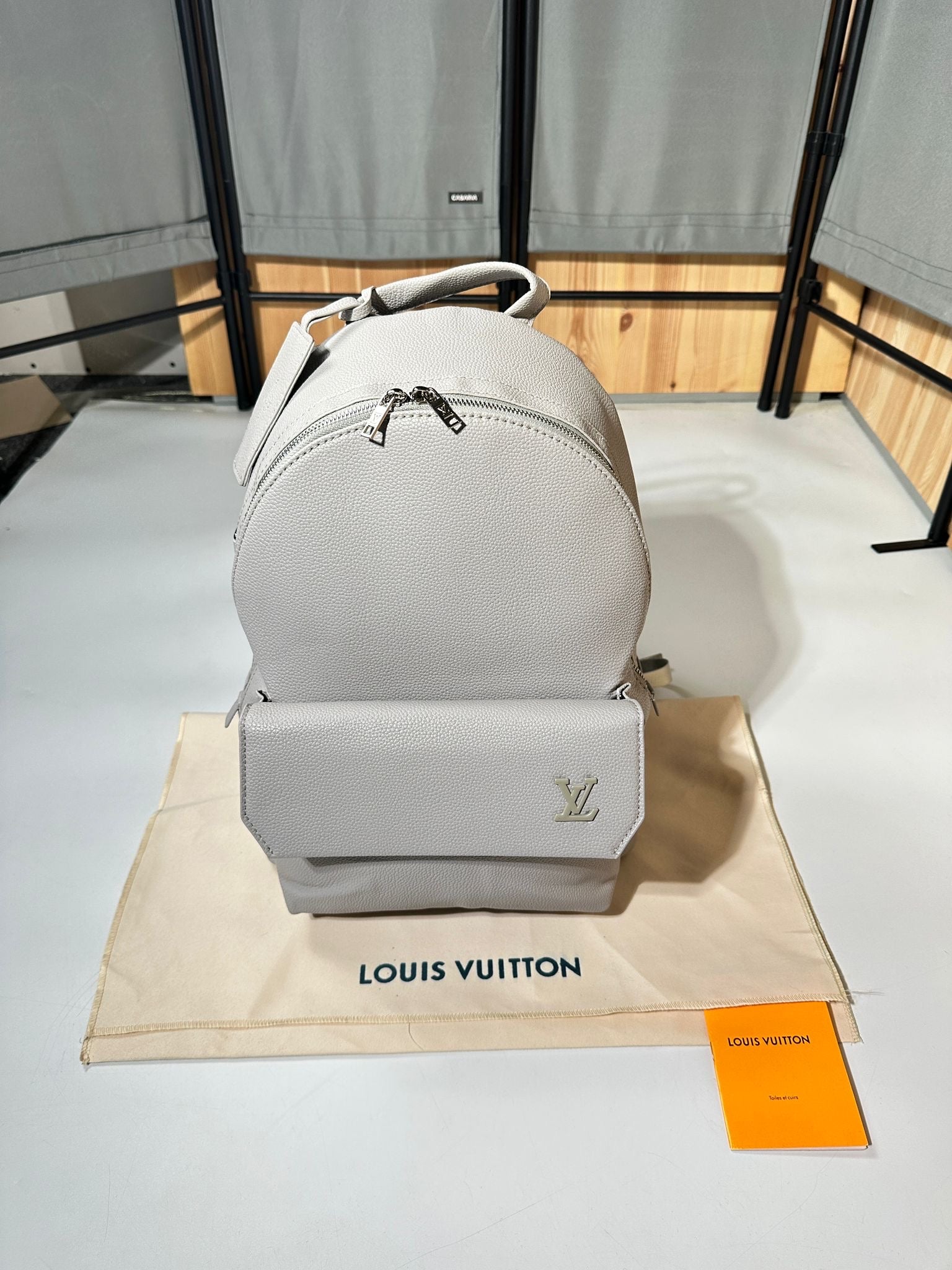 L-V BACKPACK GREY image 1