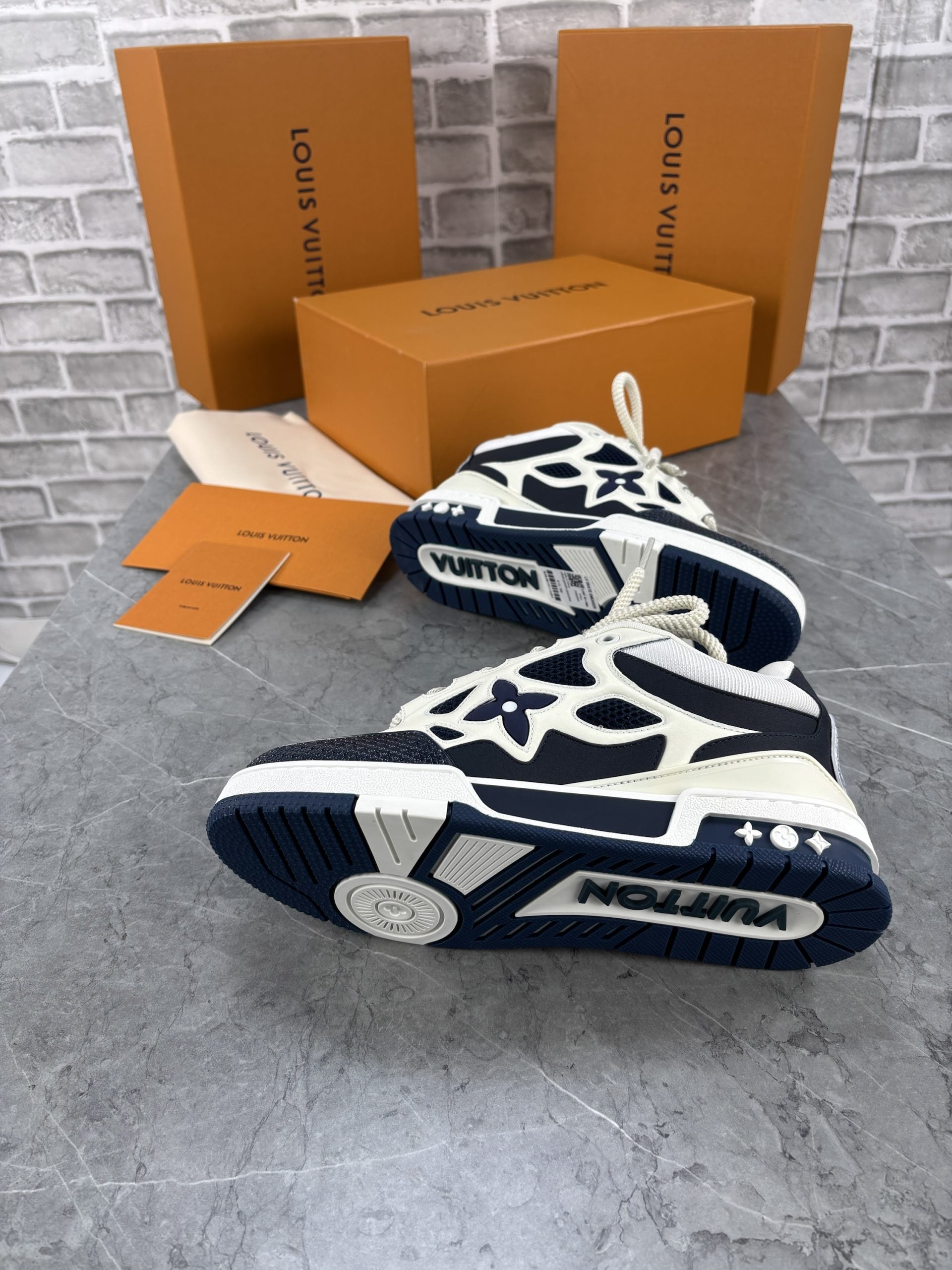 LV SNEAK image 2