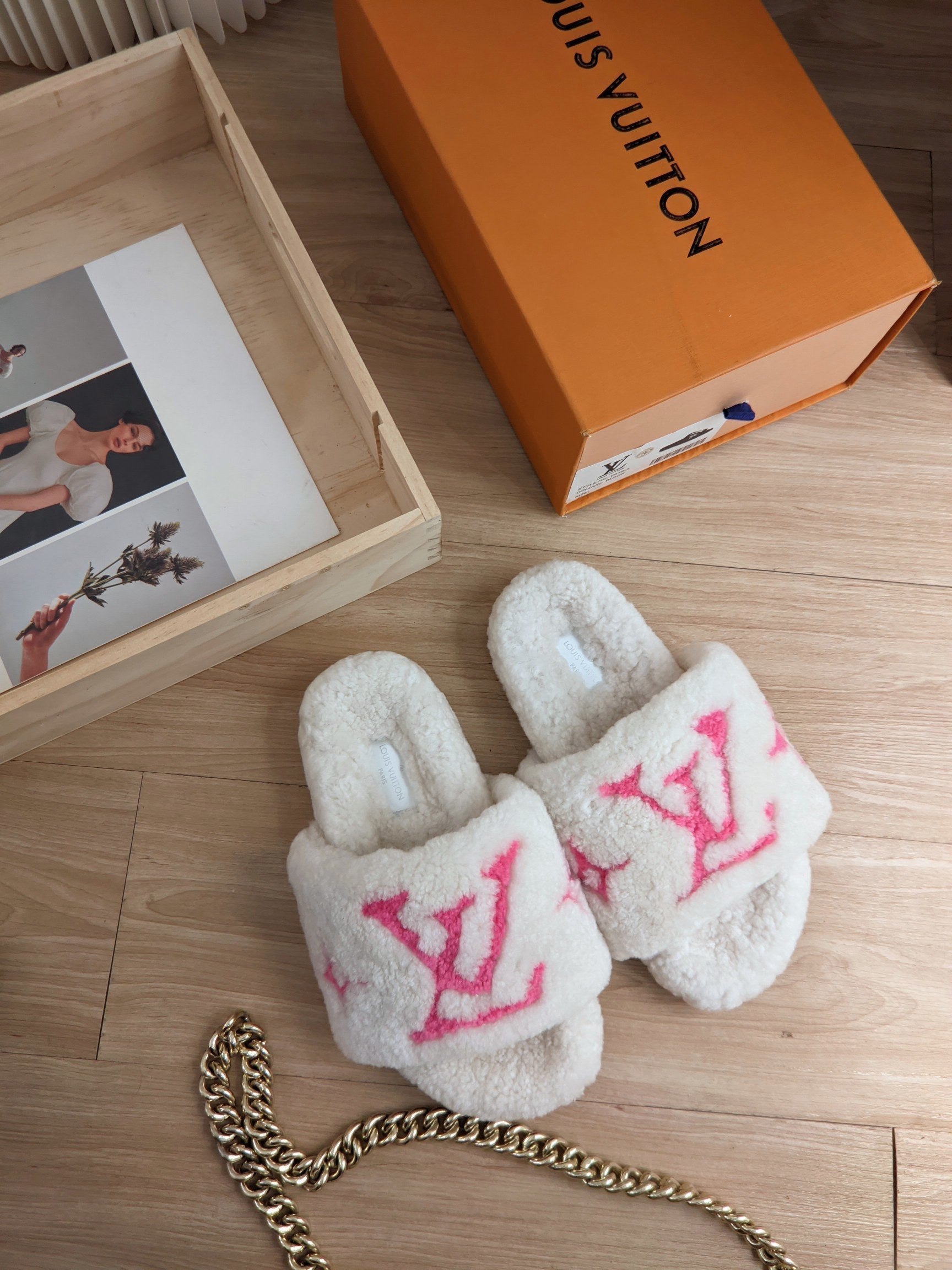 L-V FLUFFY SLIPPERS image 3