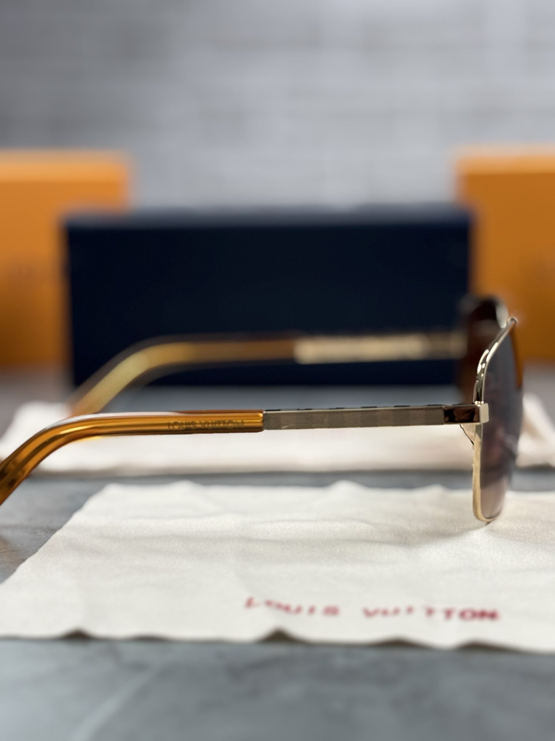 LV SUN-GLASSES image 2