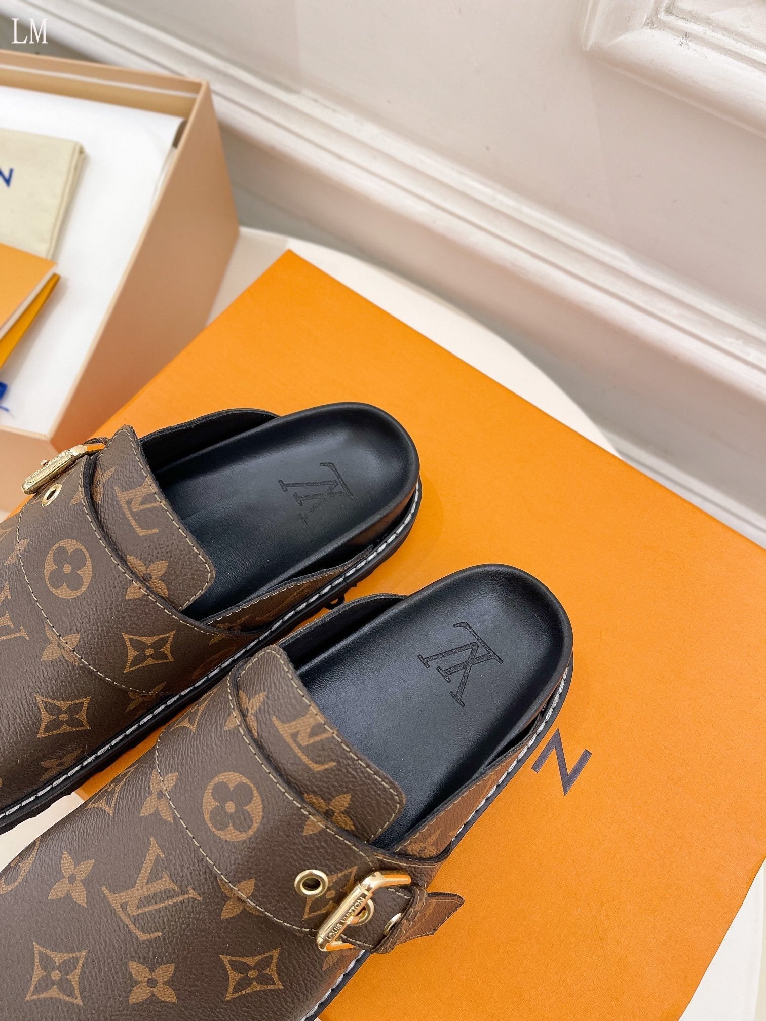 L-V CLOGS image 3