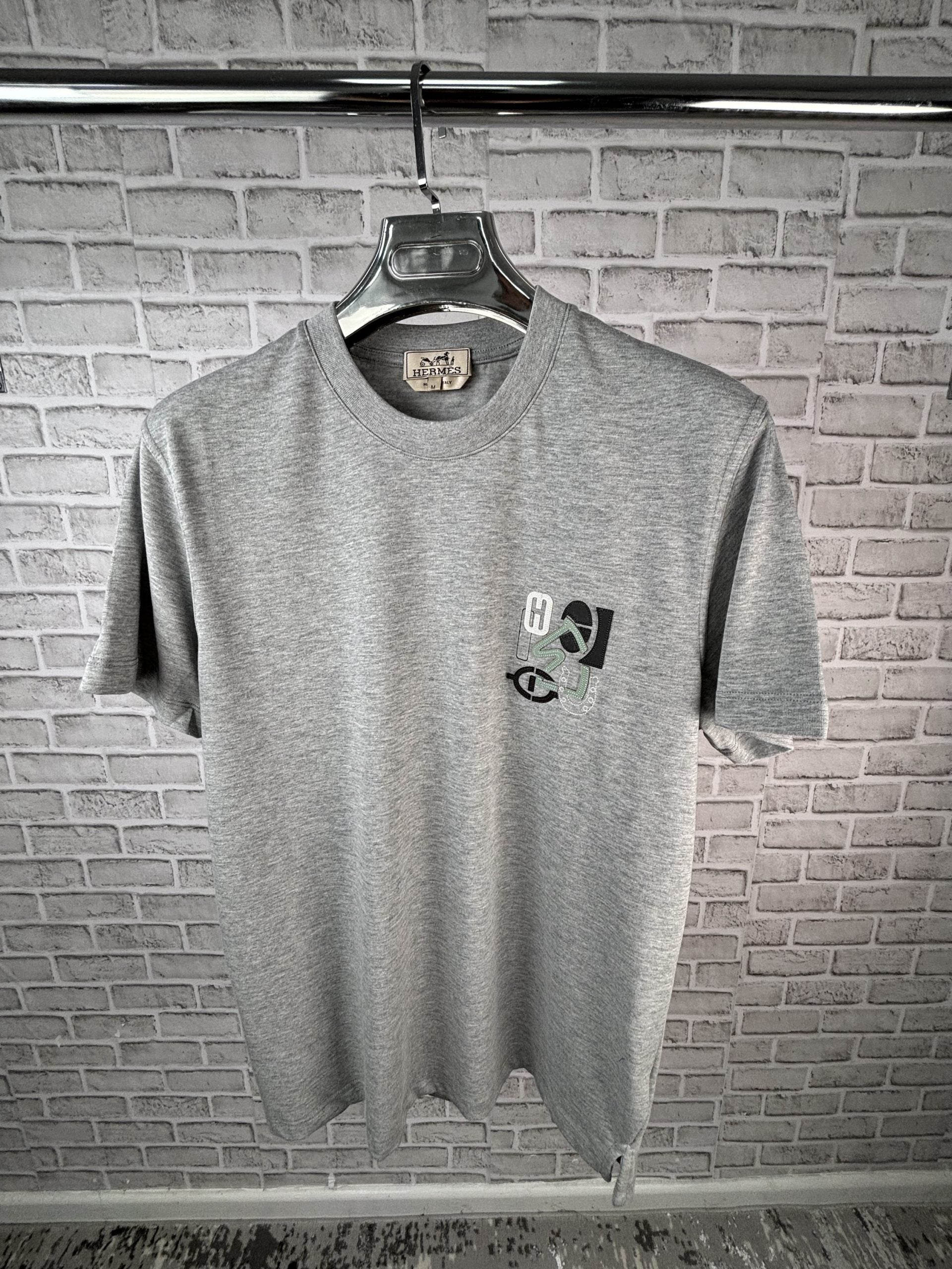 HM TEE GREY image 0