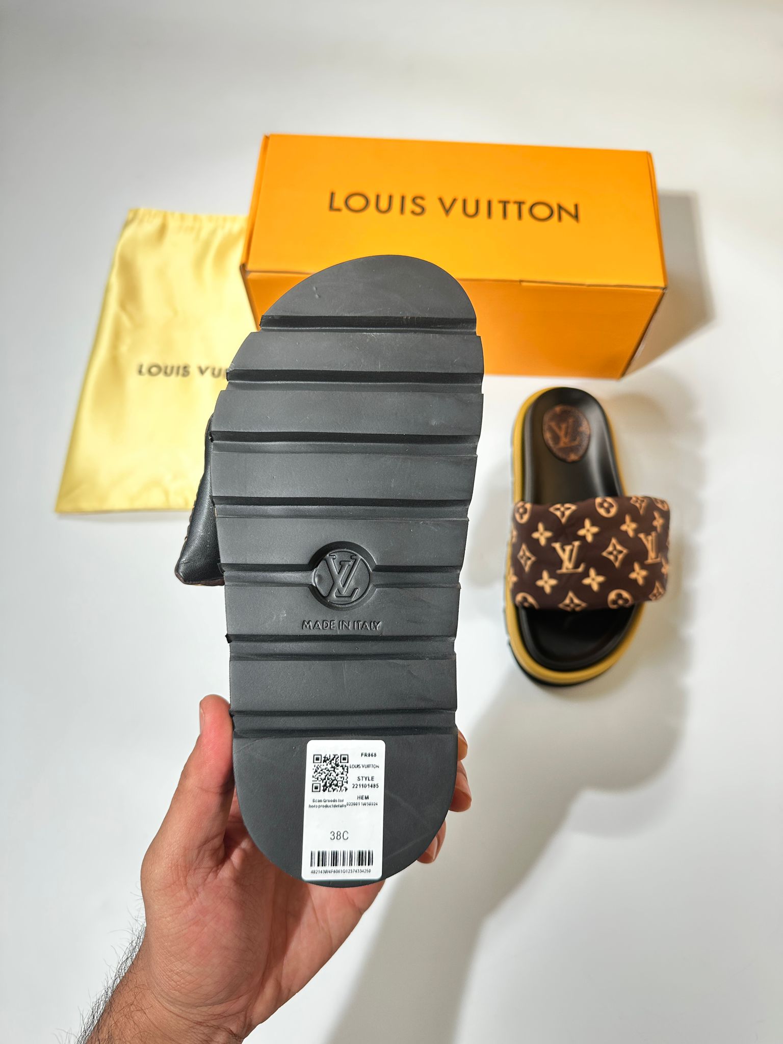 L-V SANDAL image 2