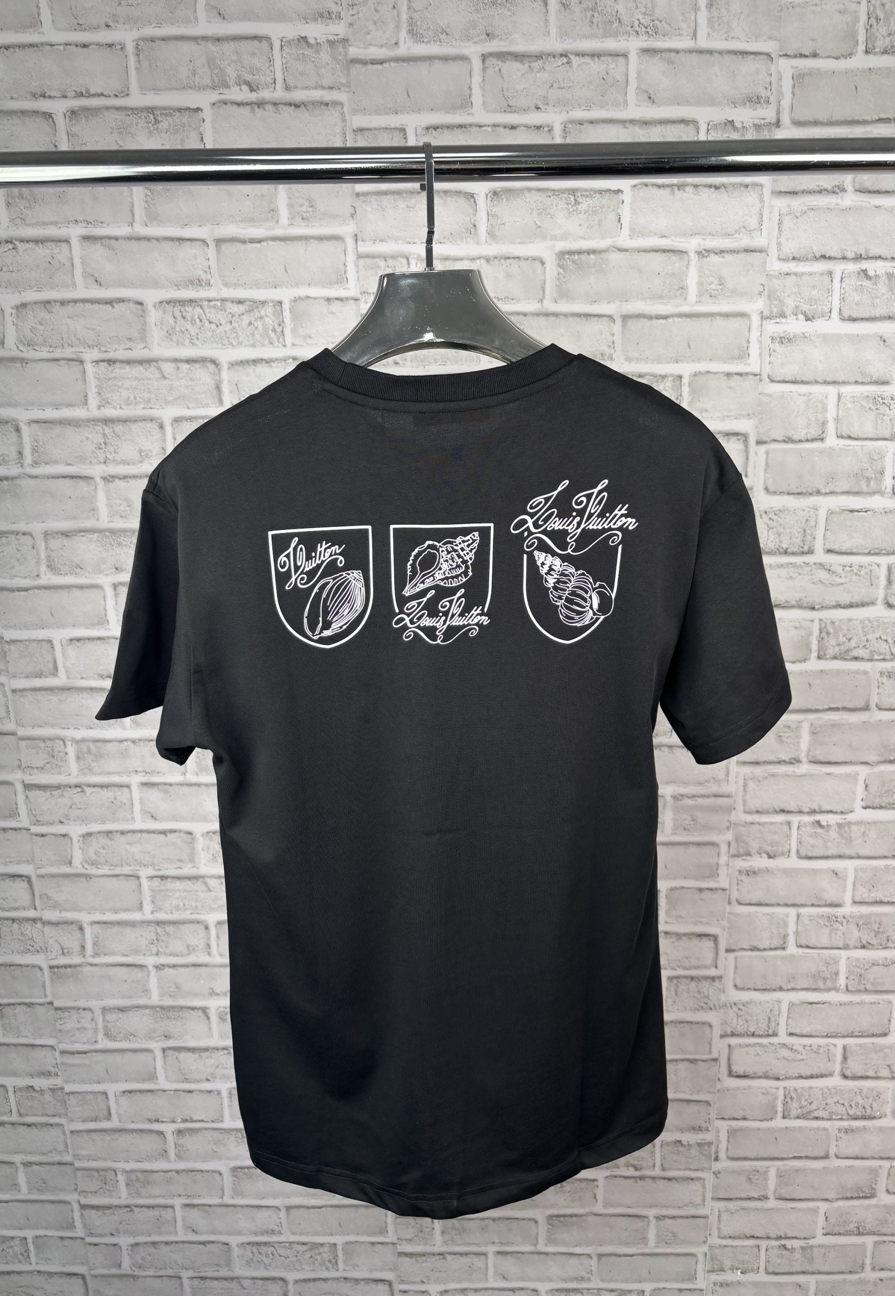 LV PRINTED BLACK TEE image 1