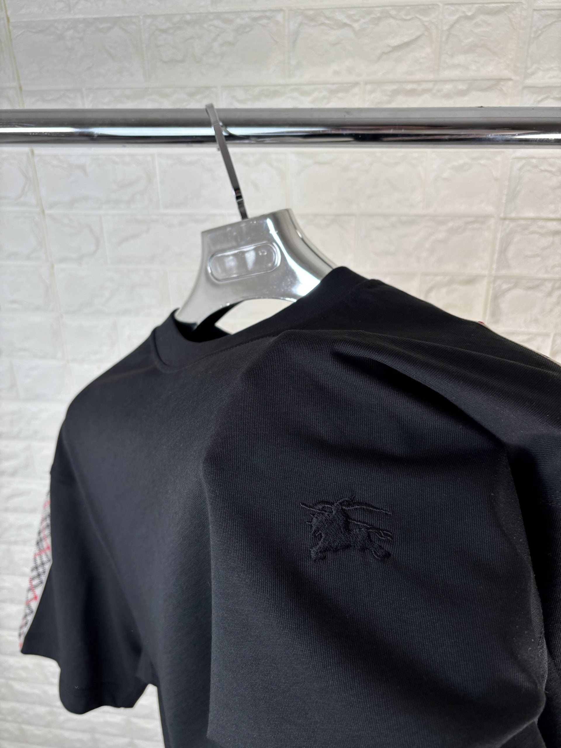 Burb tee black image 1