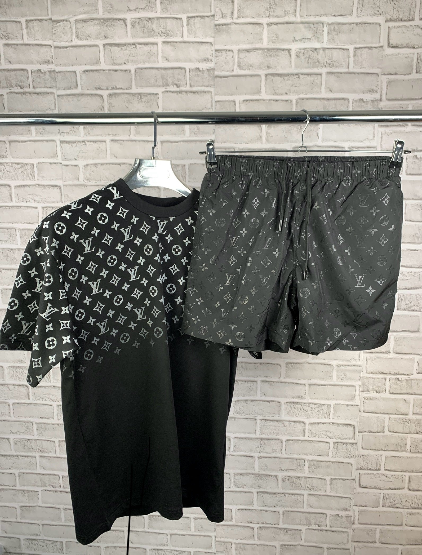 LV BLACK S image 0