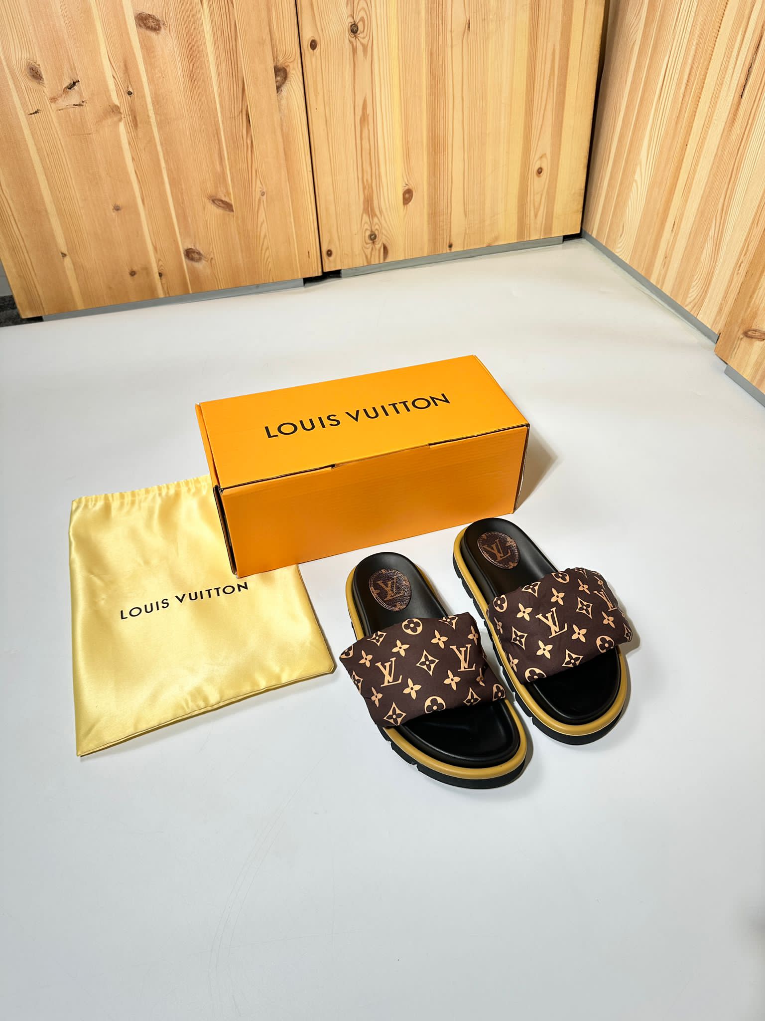 L-V SANDAL image 7