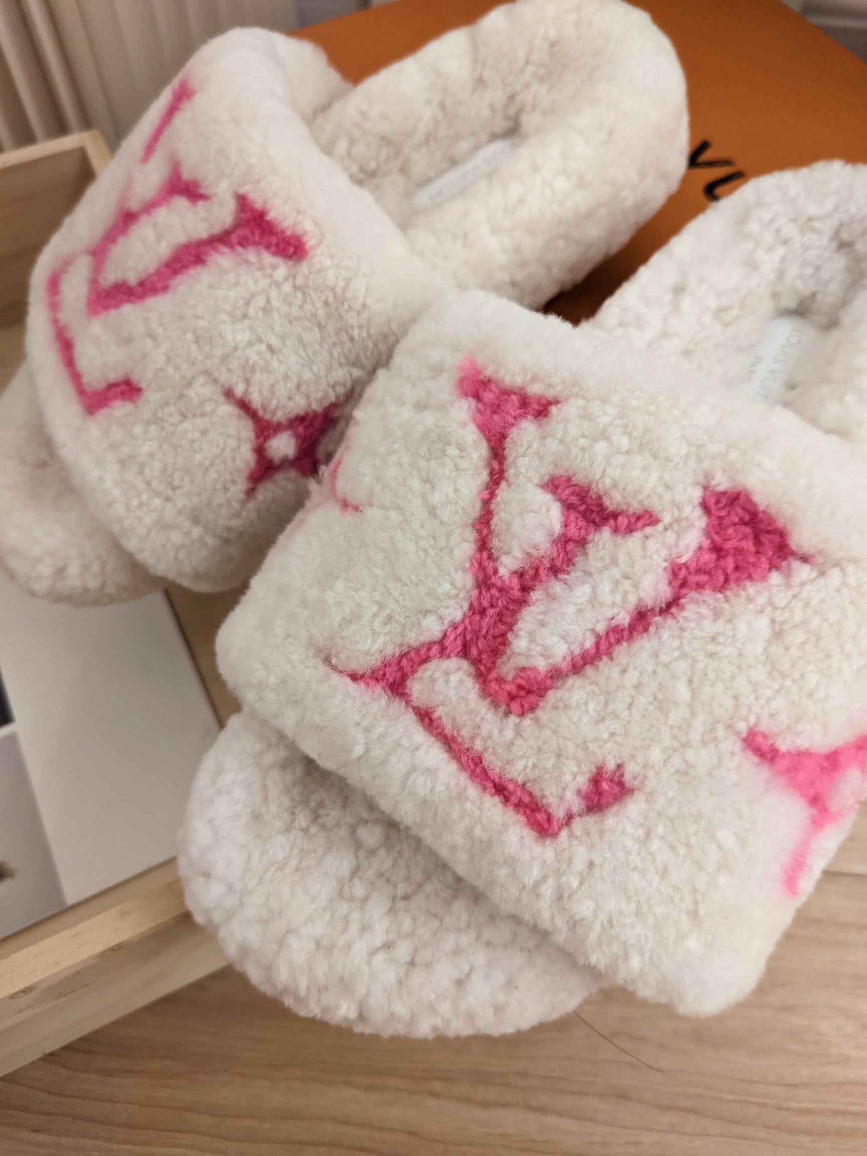 L-V FLUFFY SLIPPERS image 7