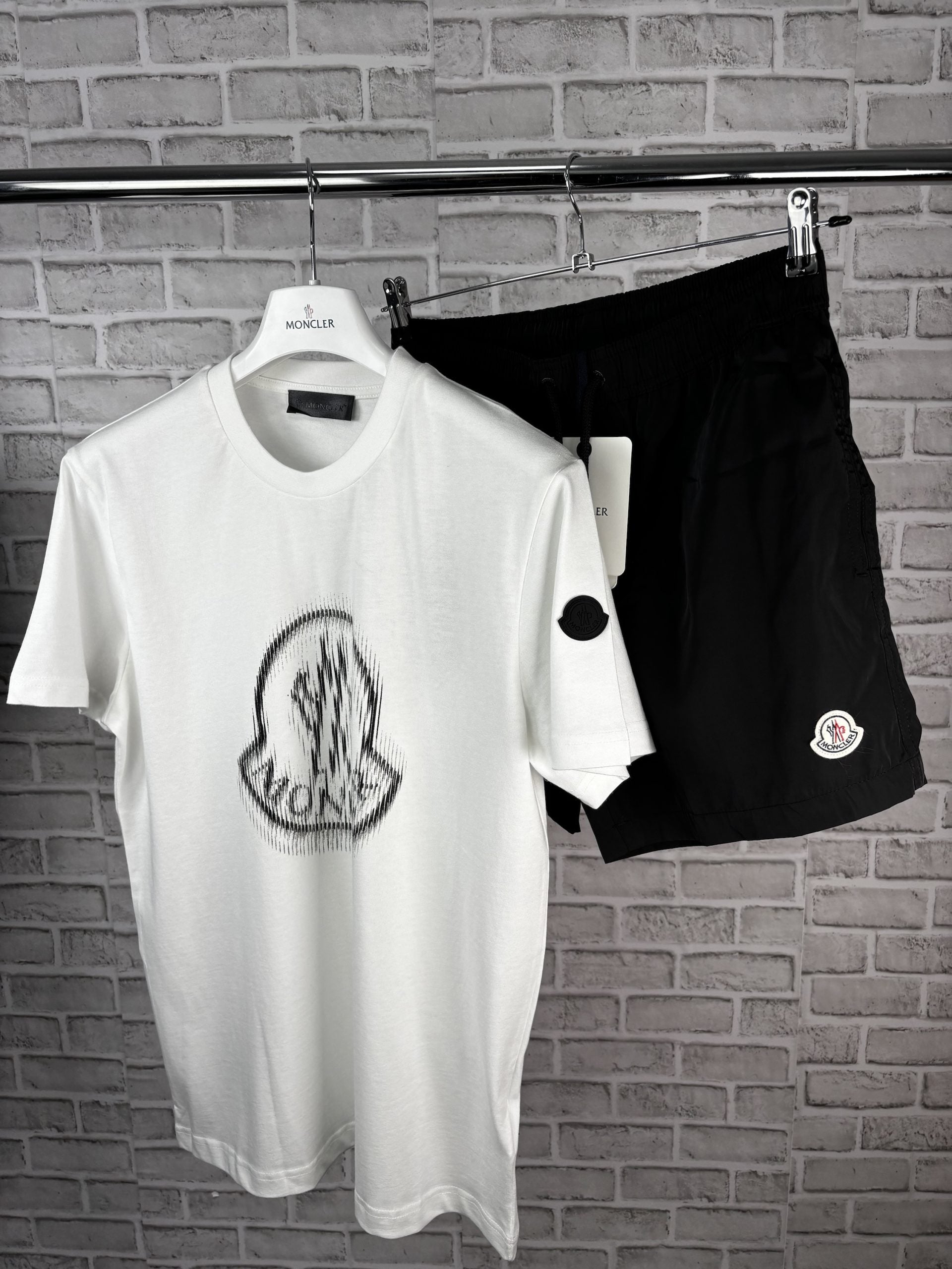 CLER SET BLACK AND WHITE image 0
