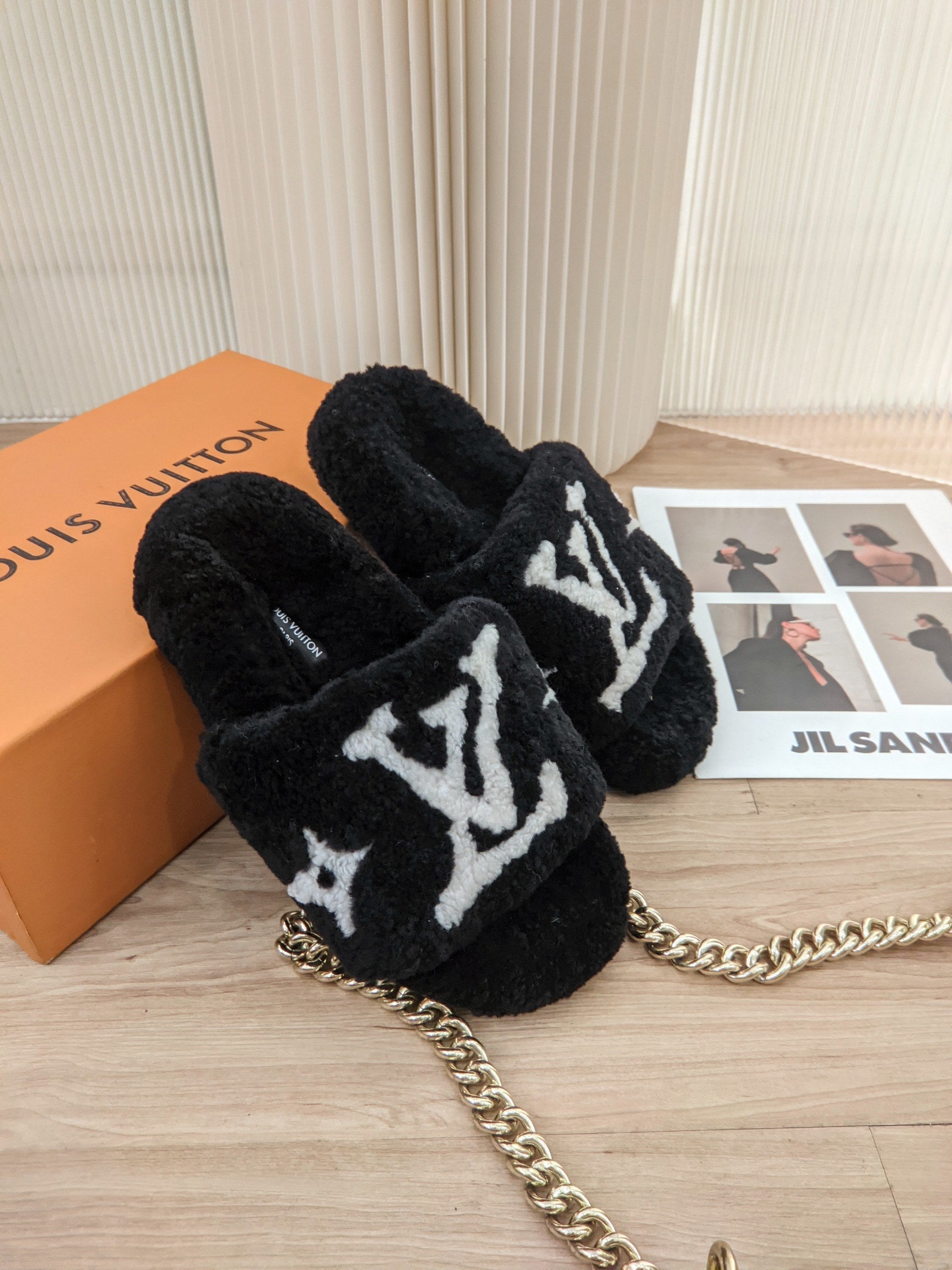 L-V FLUFFY BLCK SLIPPER image 2