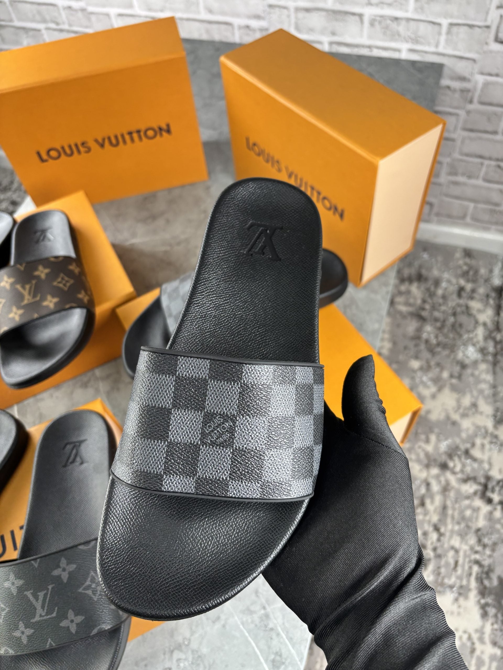 BLACK LV SLIDER image 4