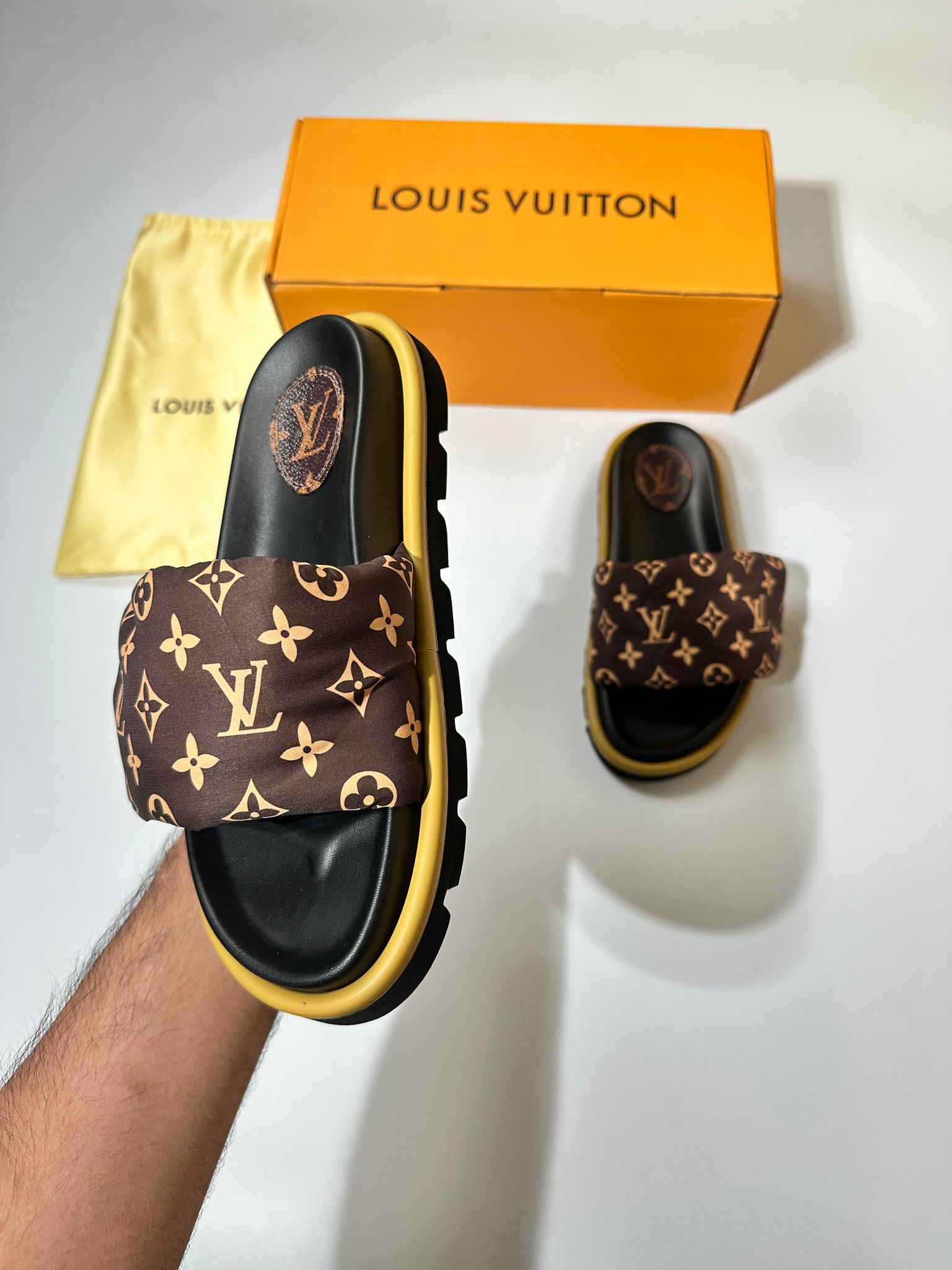 L-V SANDAL image 1