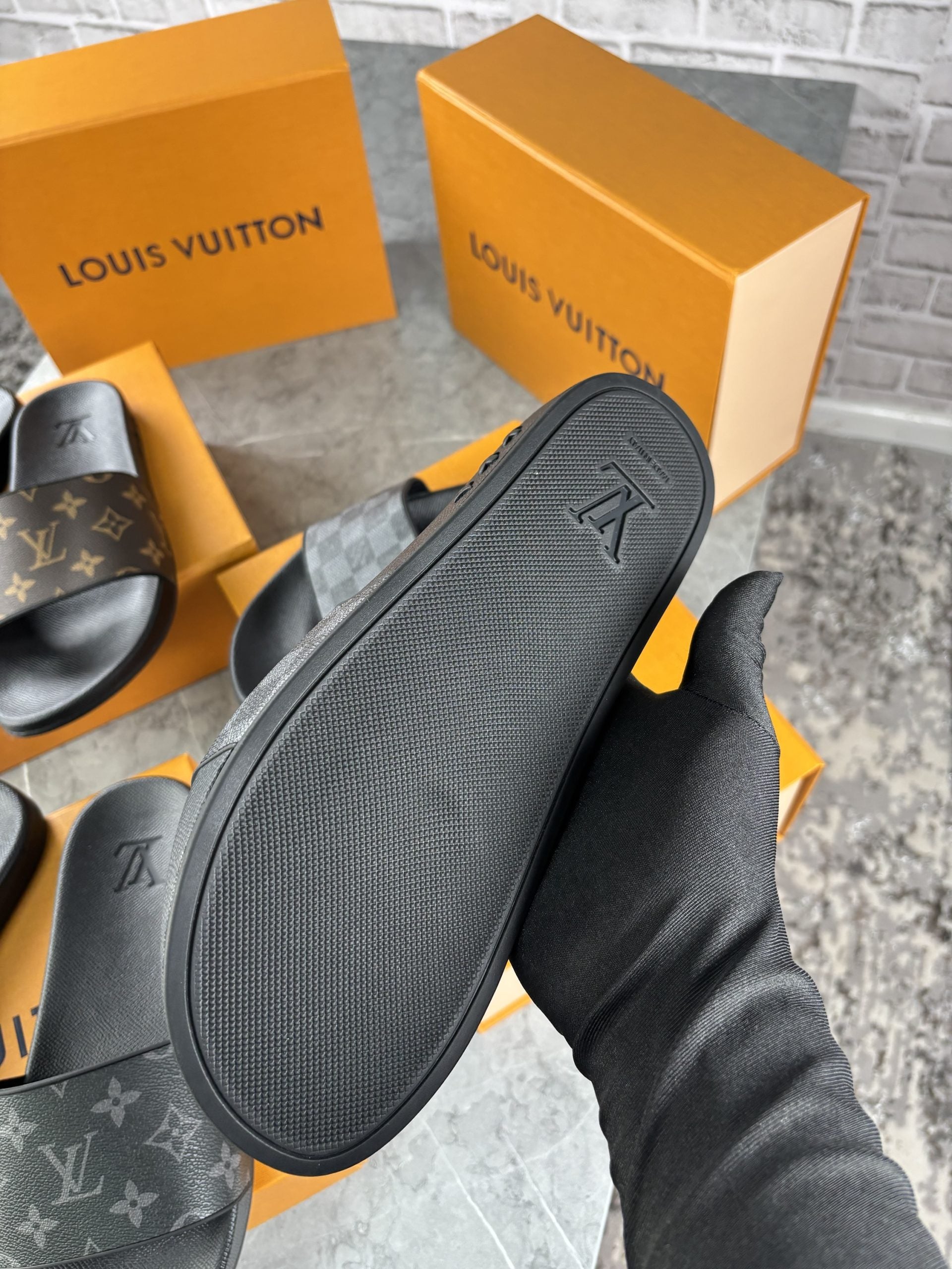 BLACK LV SLIDER image 3