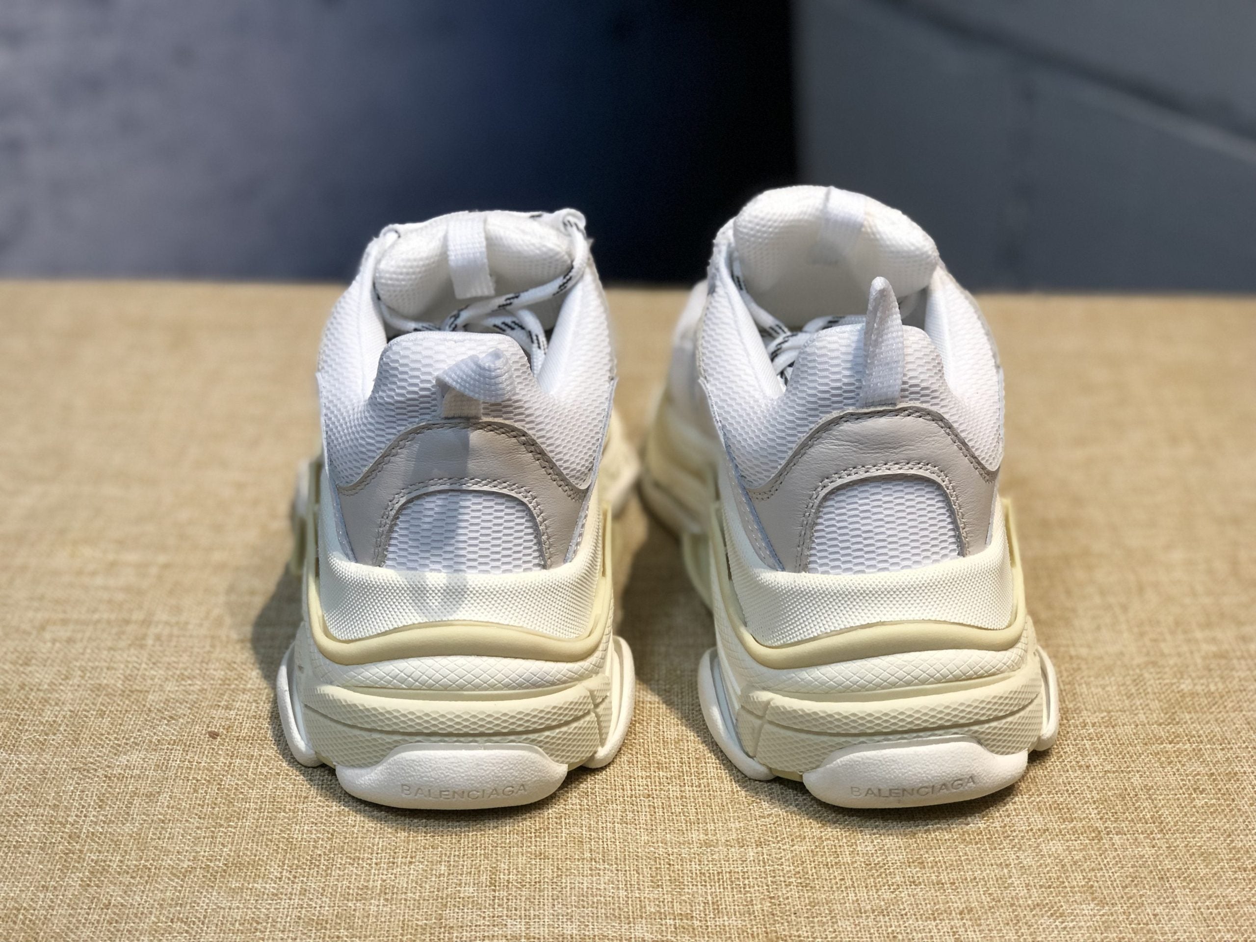 TRIPLE WHITE image 4