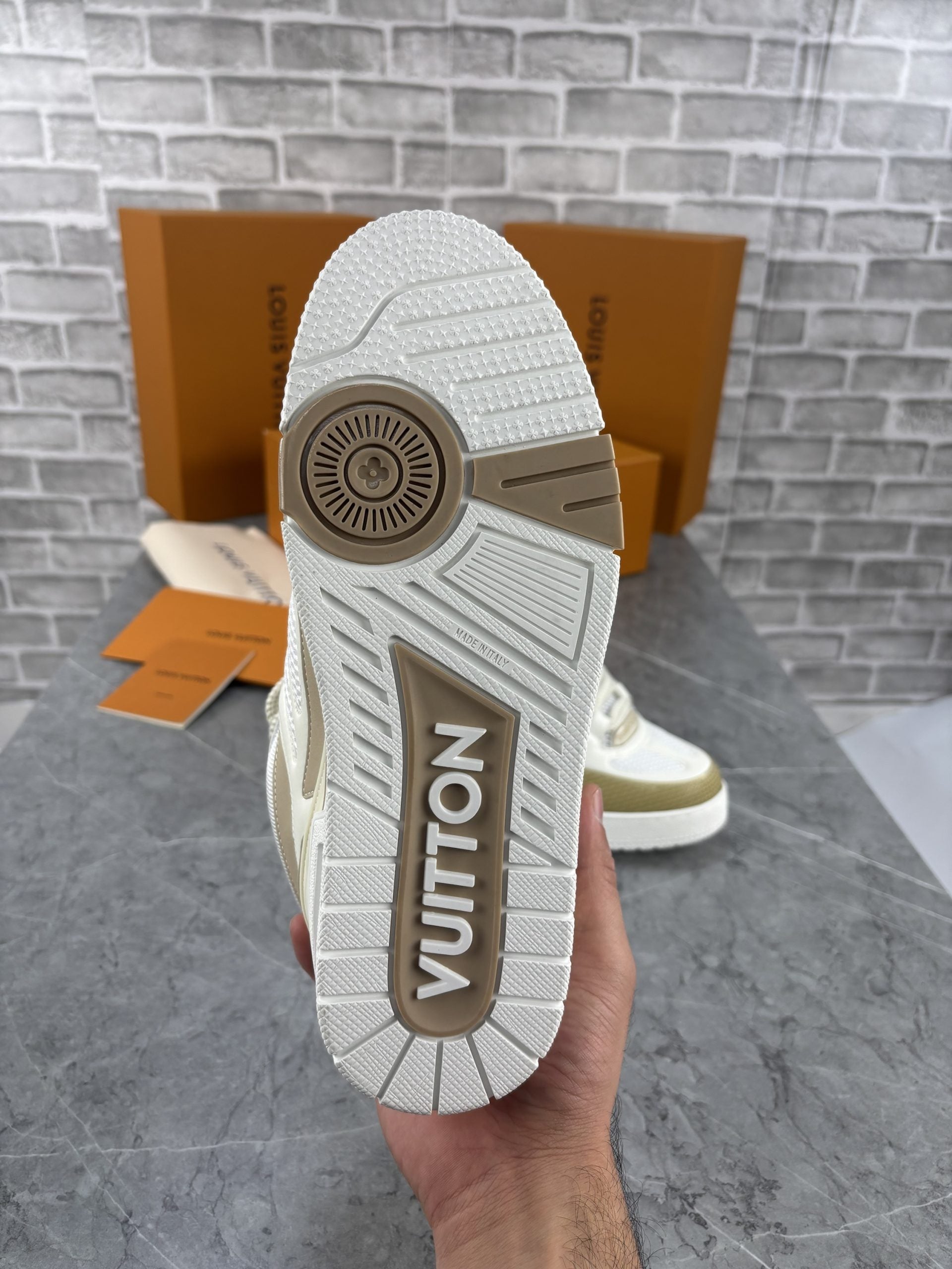 LV SNEAK image 6