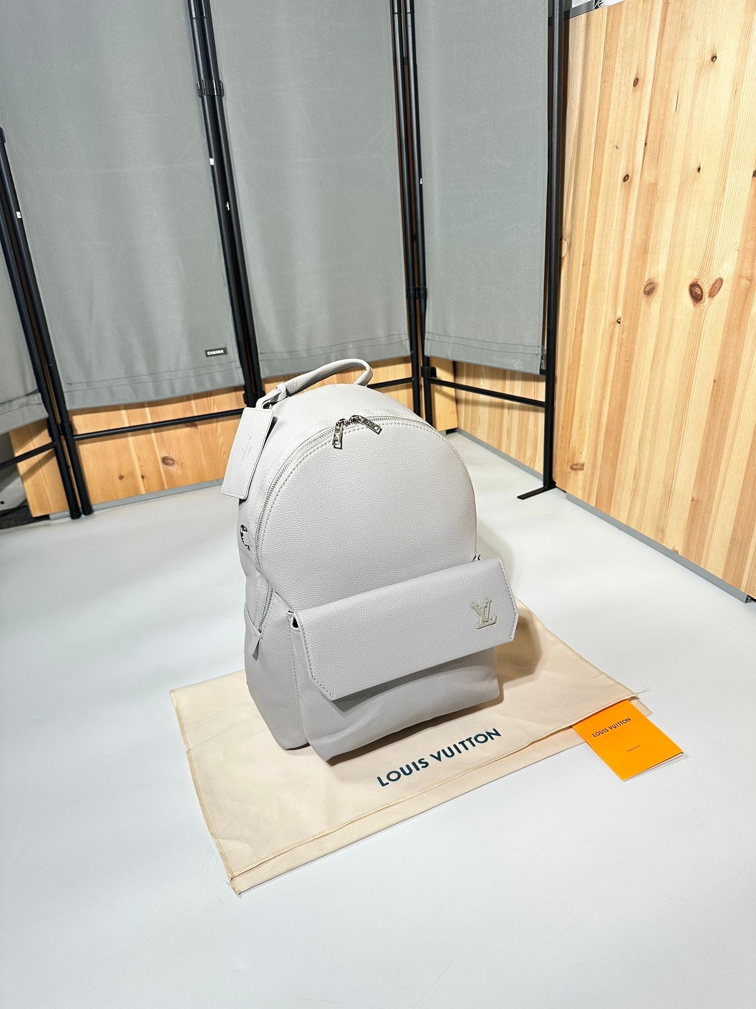 L-V BACKPACK GREY image 2