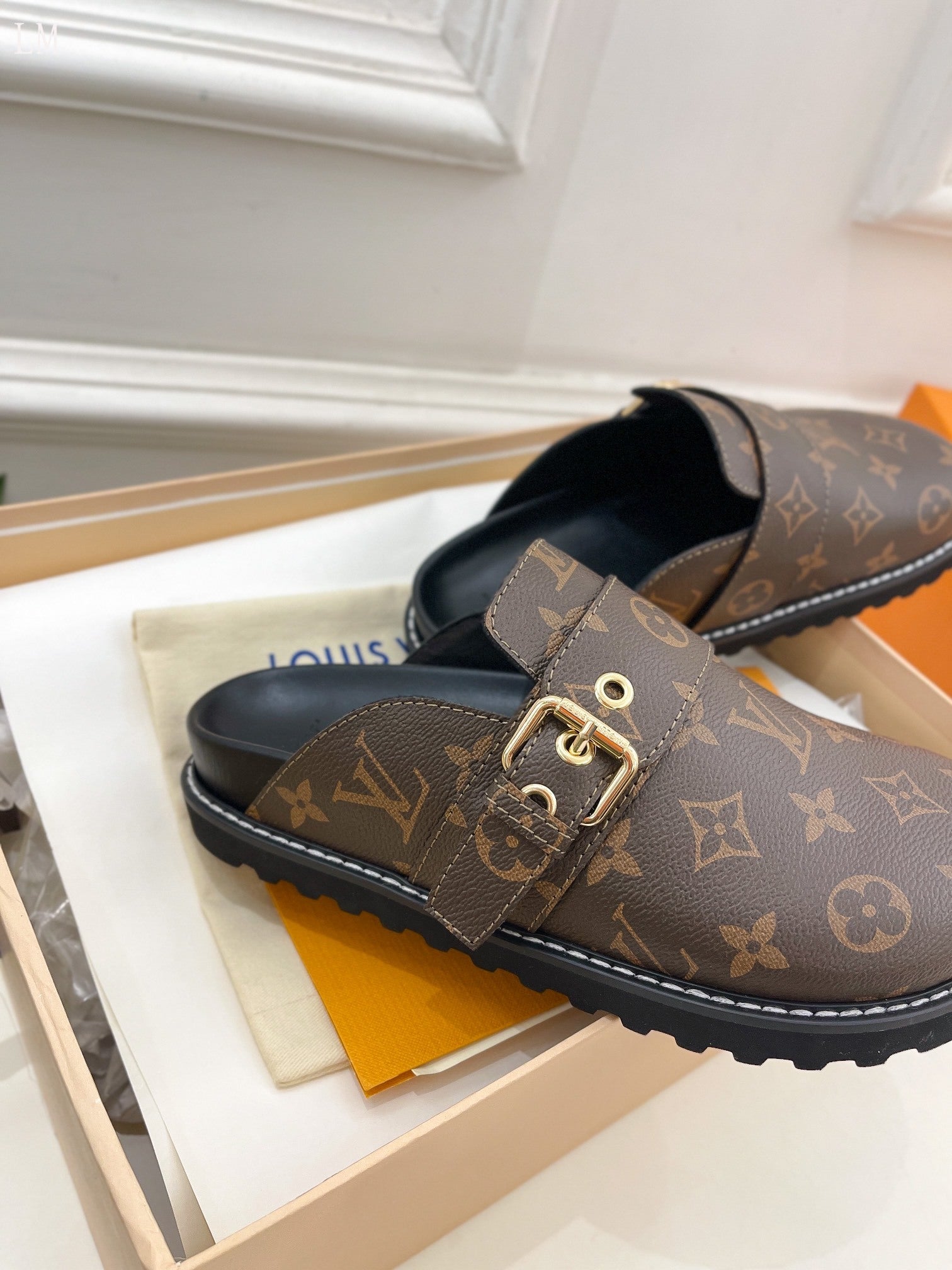 L-V CLOGS image 5