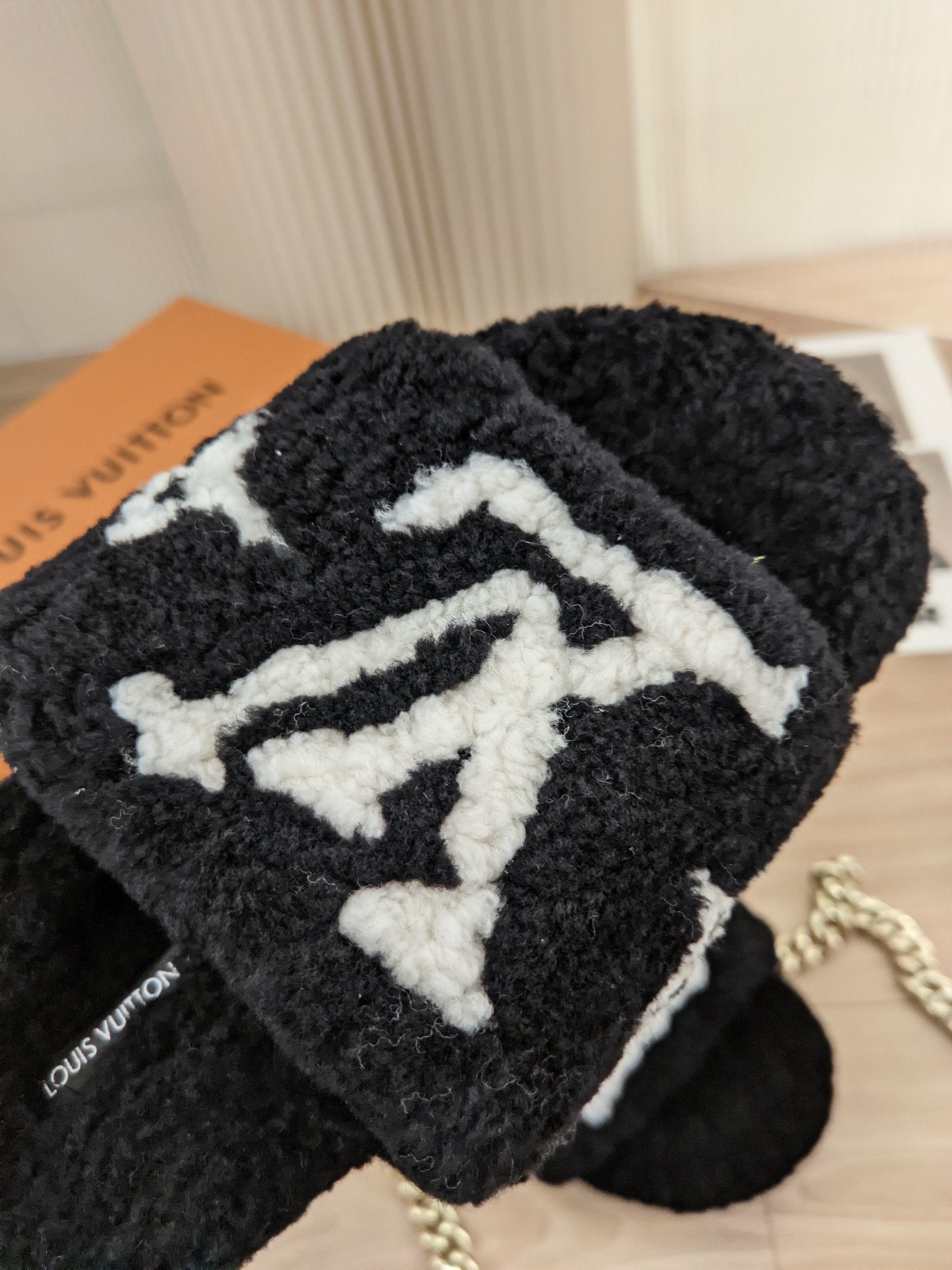 L-V FLUFFY BLCK SLIPPER image 4