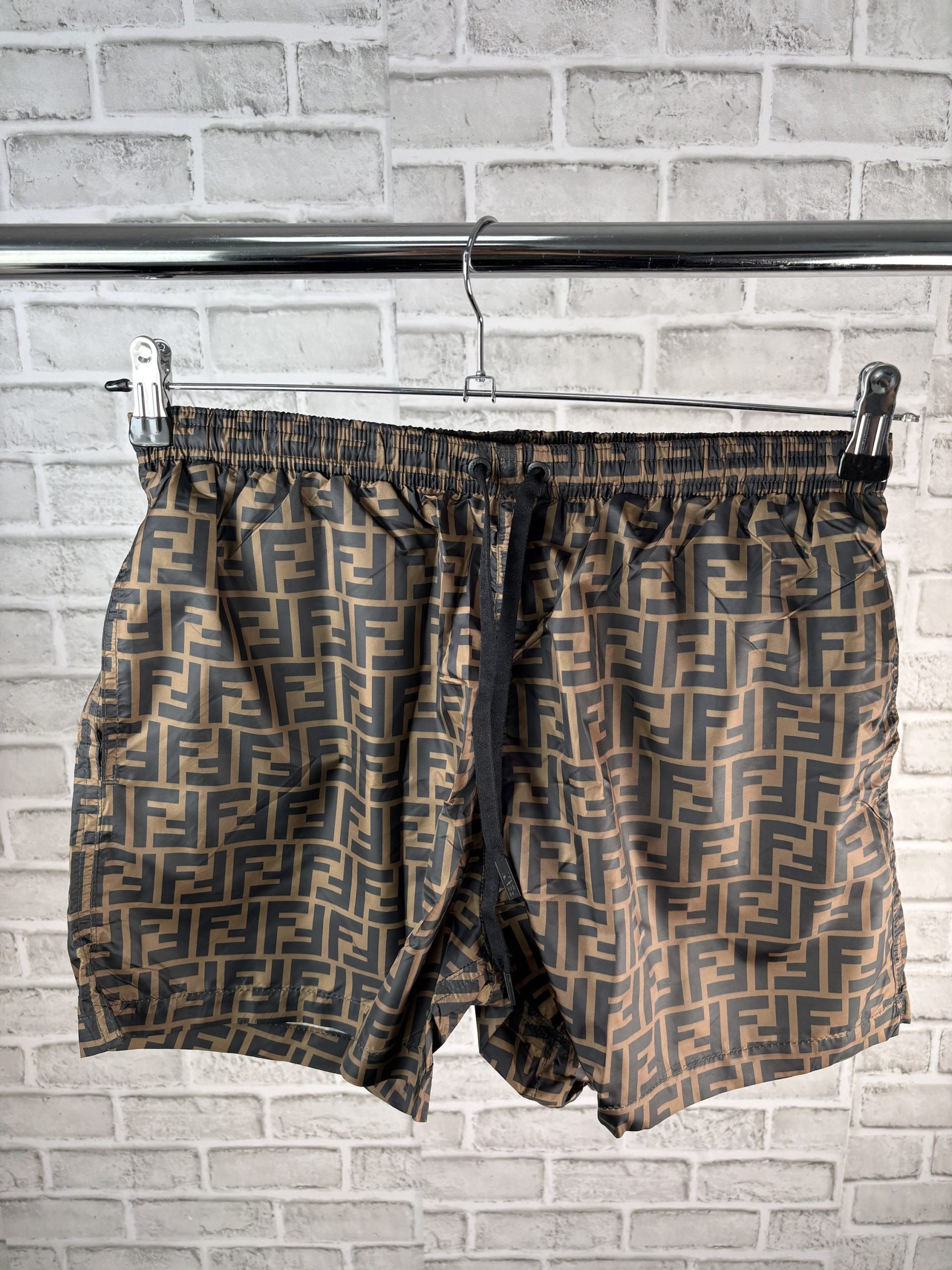 FEND SHORTS image 1