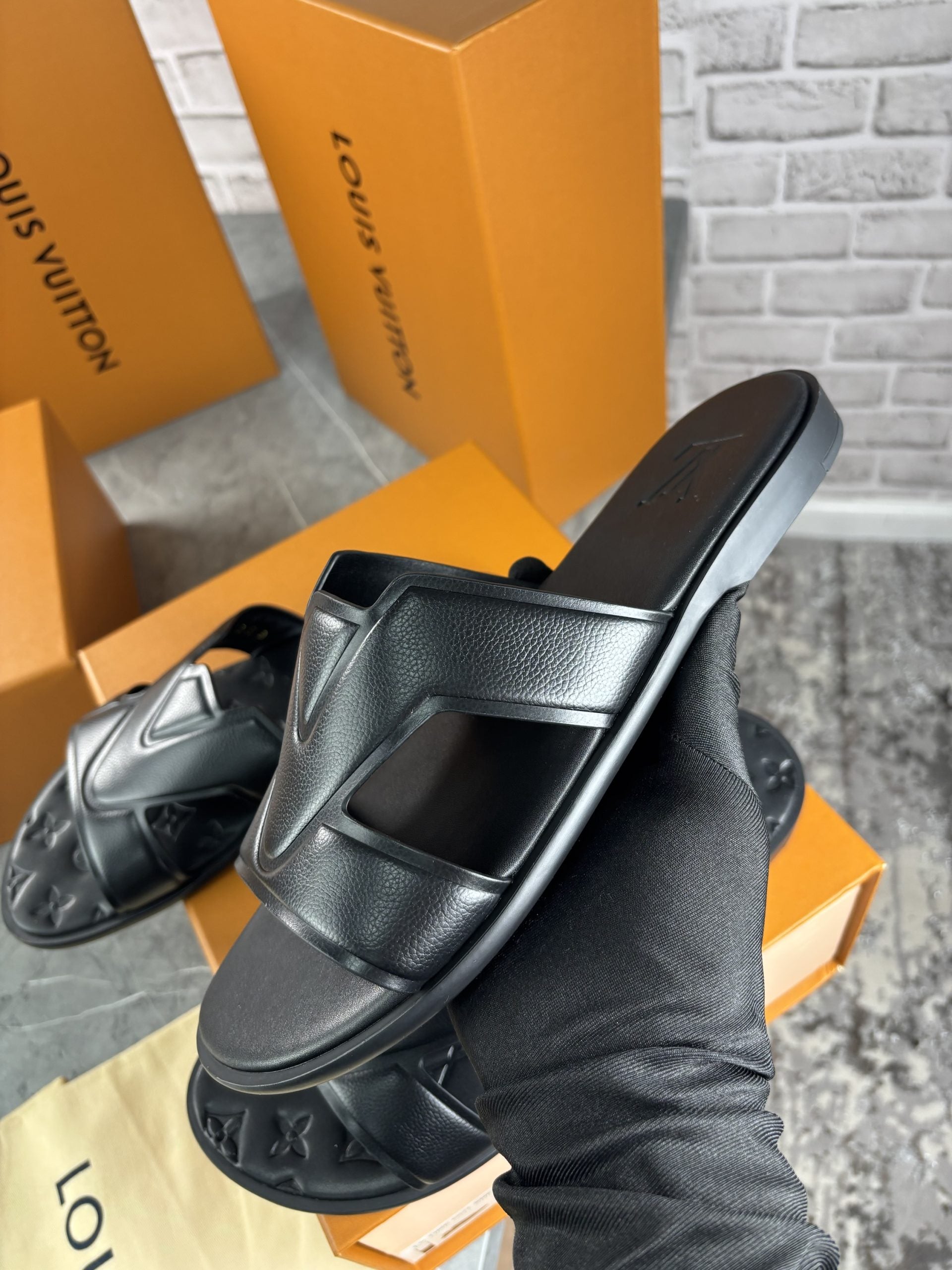 Lv slide black image 4