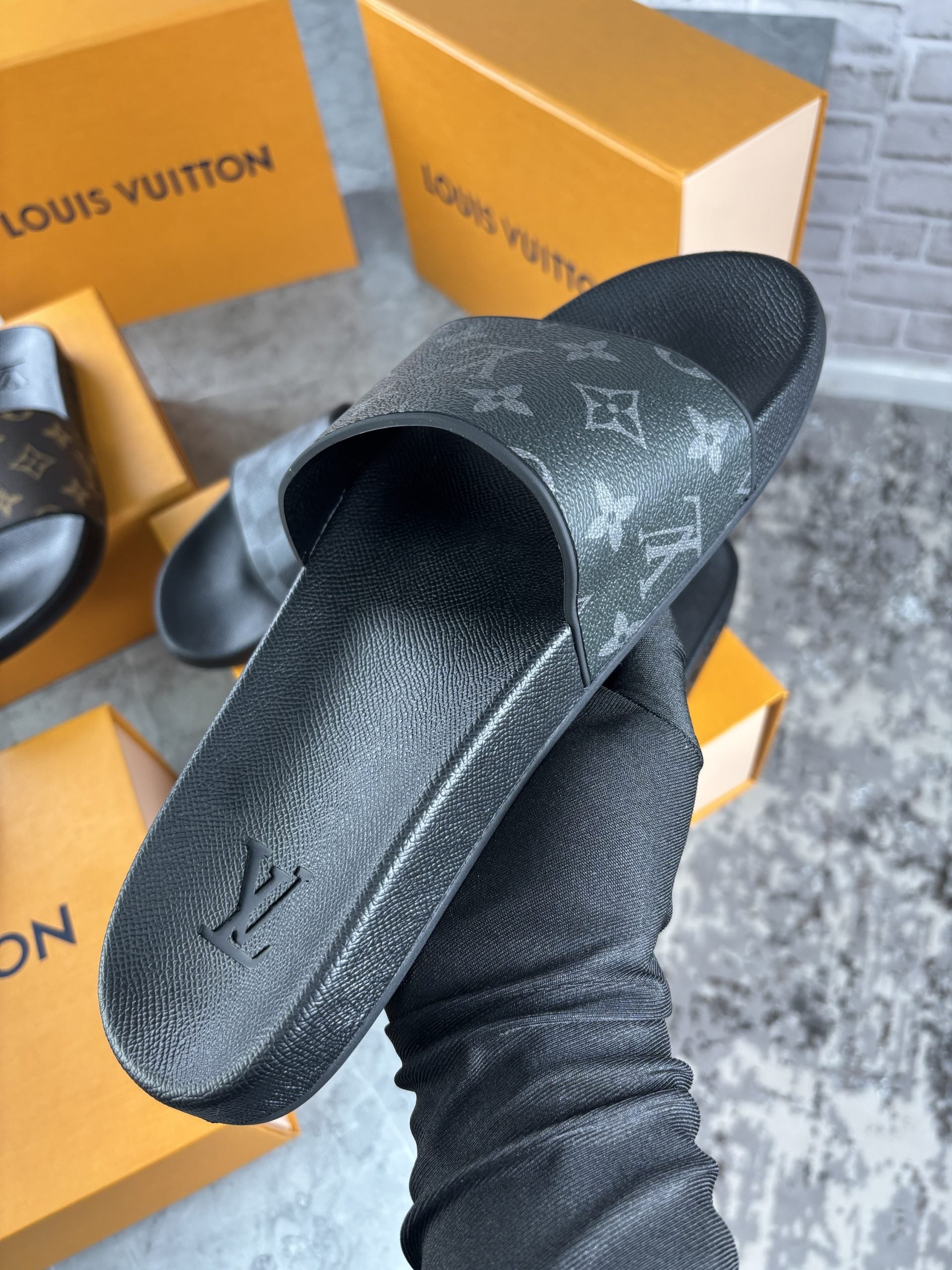 BLACK LV SLIDER image 2
