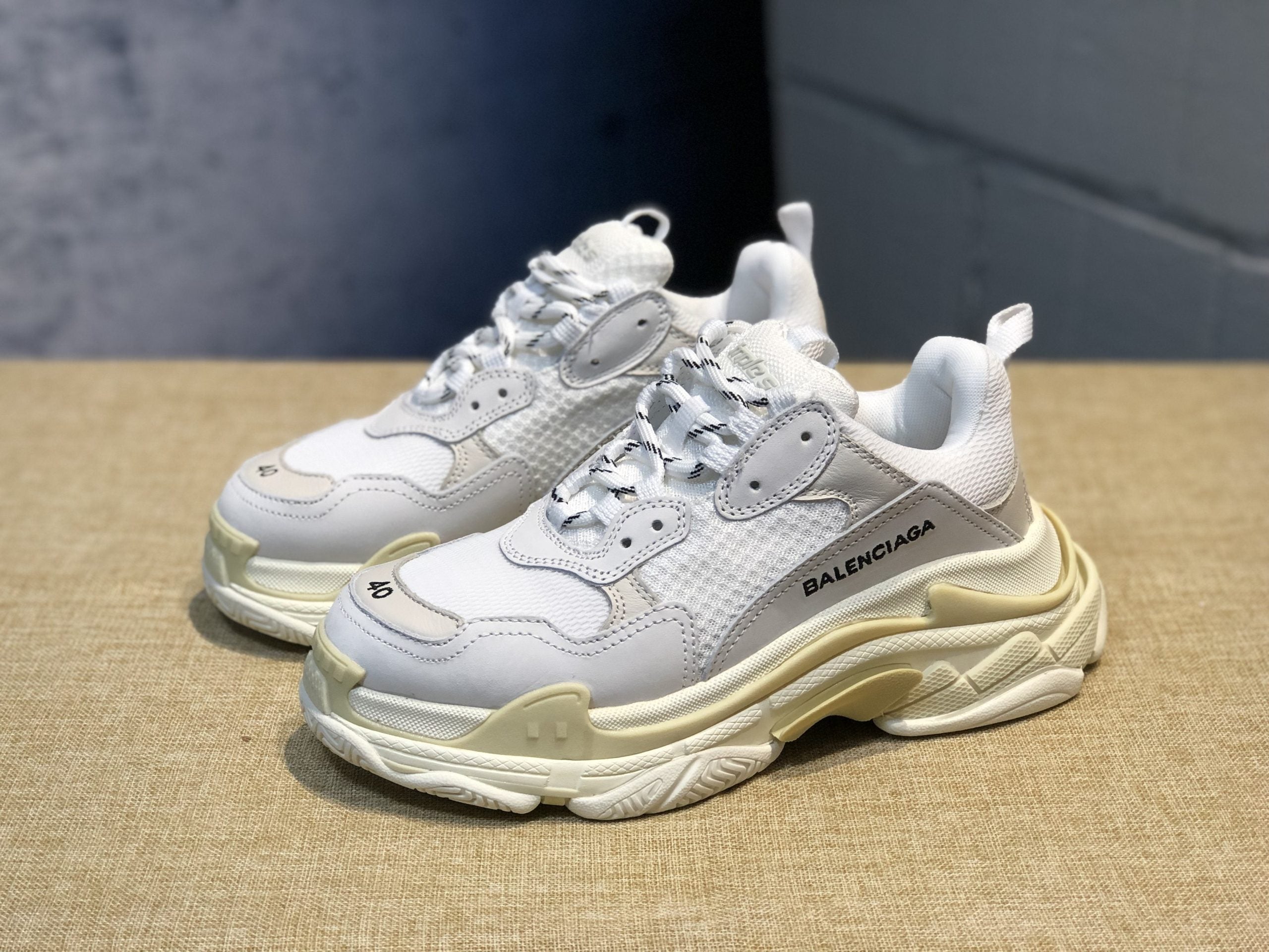 TRIPLE WHITE image 6