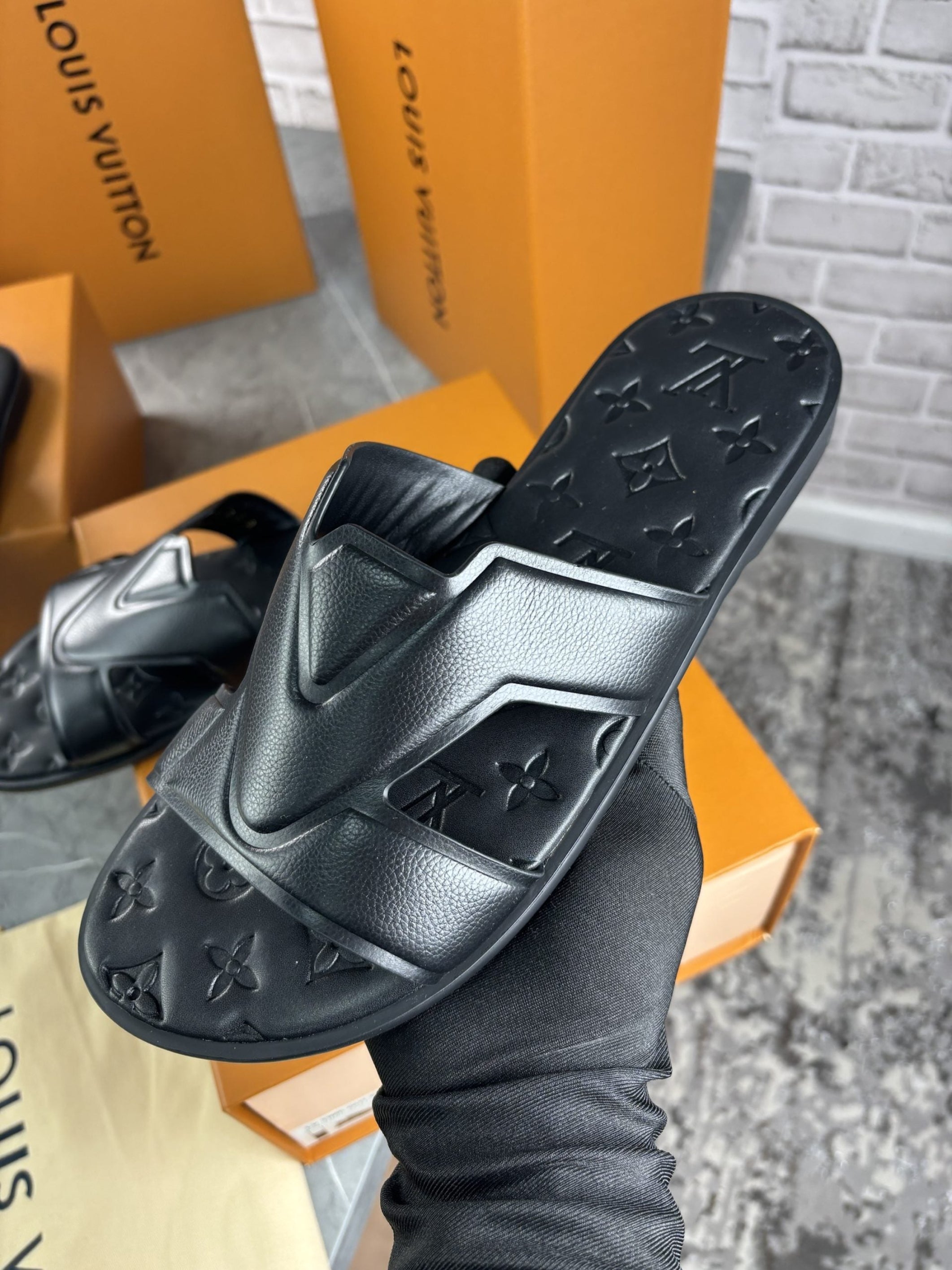 Lv slide black - 11 image