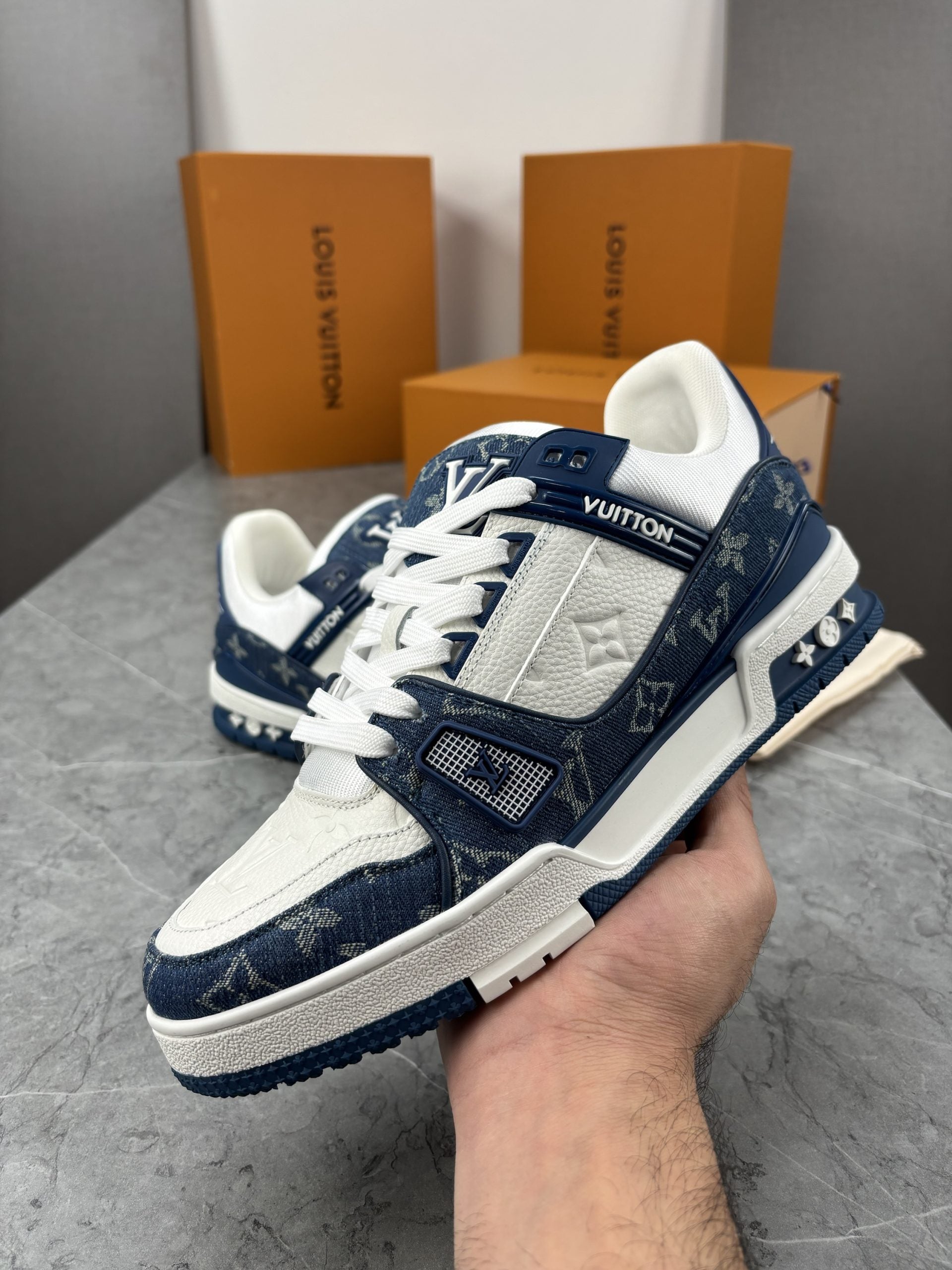 lV TRAINER BLUE image 0