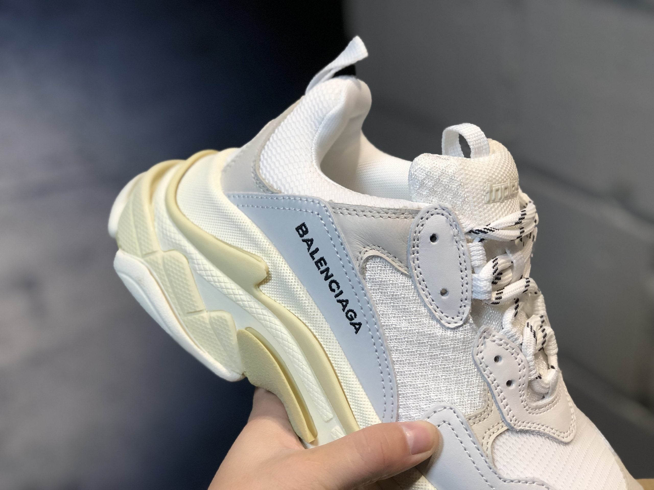 TRIPLE WHITE image 3