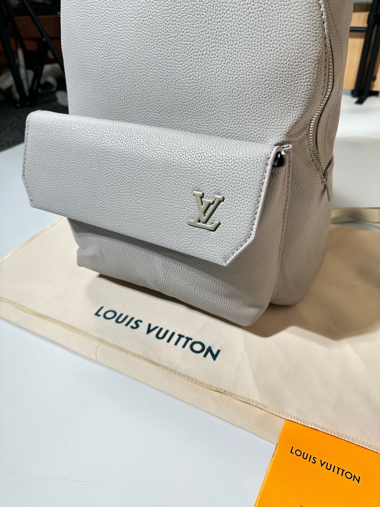 L-V BACKPACK GREY image 3