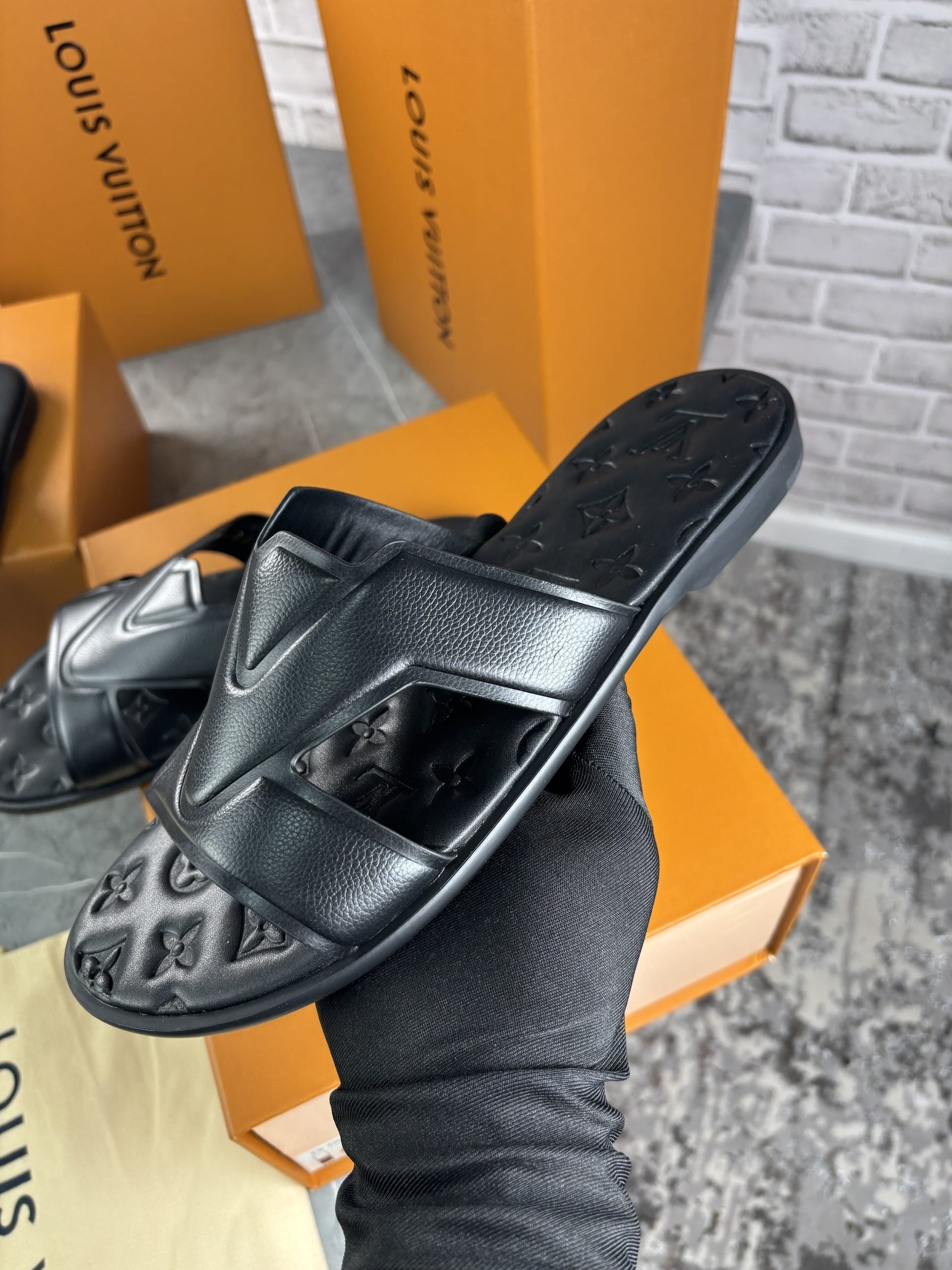 Lv slide black image 4